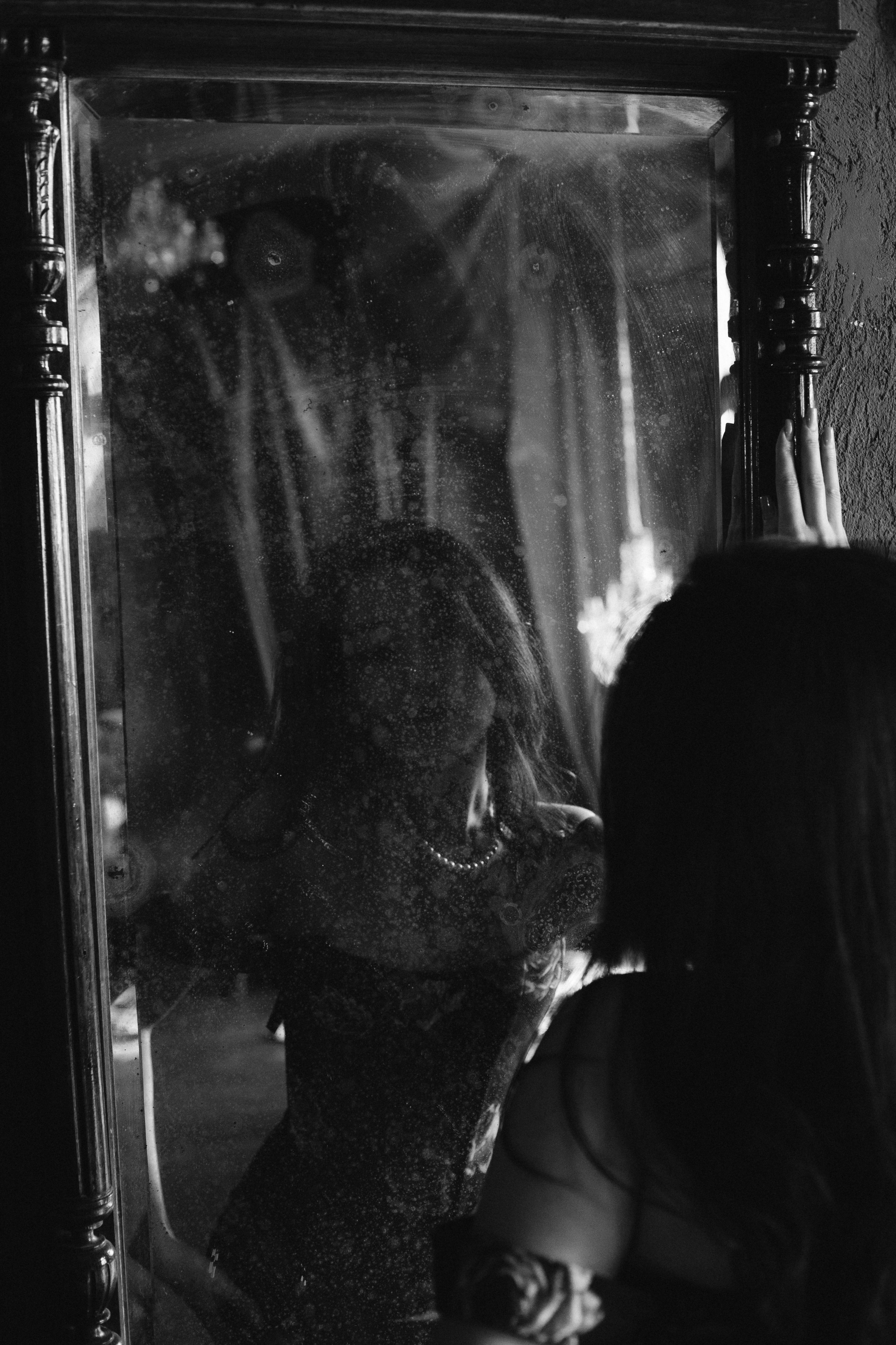 Драматичный женский портрет, глубокий взгляд, контрастное освещение,фотосессия Новосибирск, женская фотосессия в Новосибирске, женский фотограф, фотосессия в студии, красивая девушка