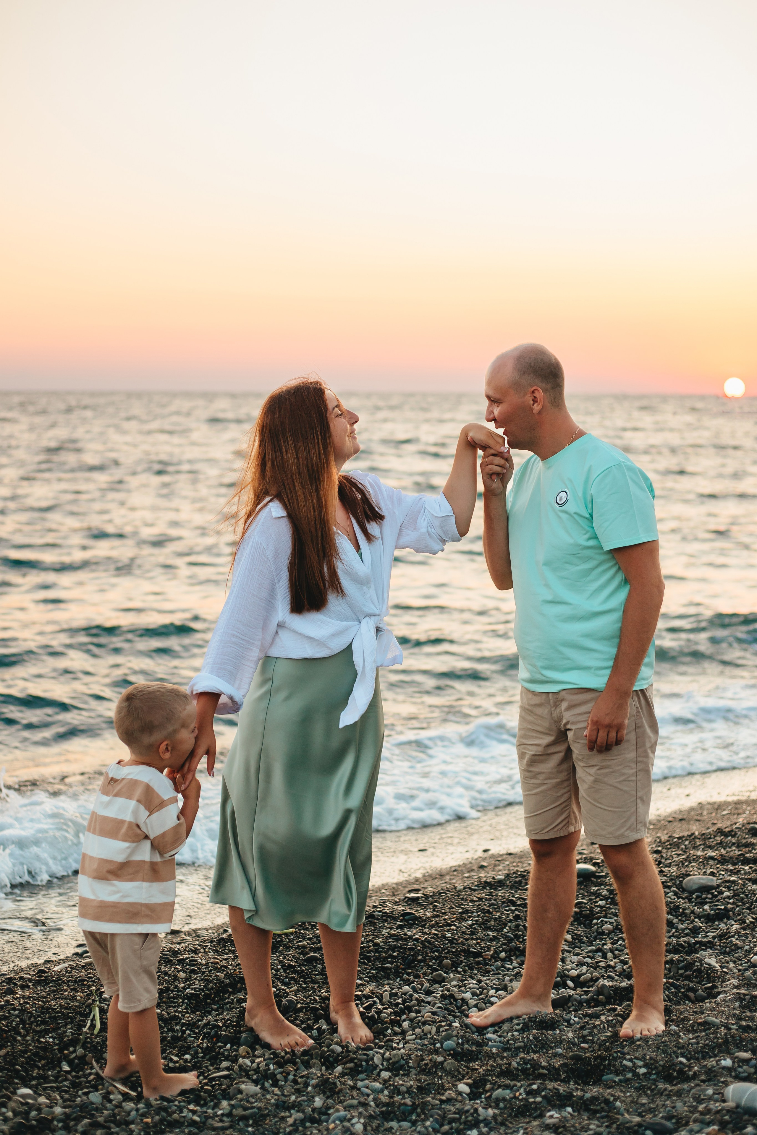 На берегу моря. Семейный и свадебный фотограф Сочи Адлер Сириус Красная поляна