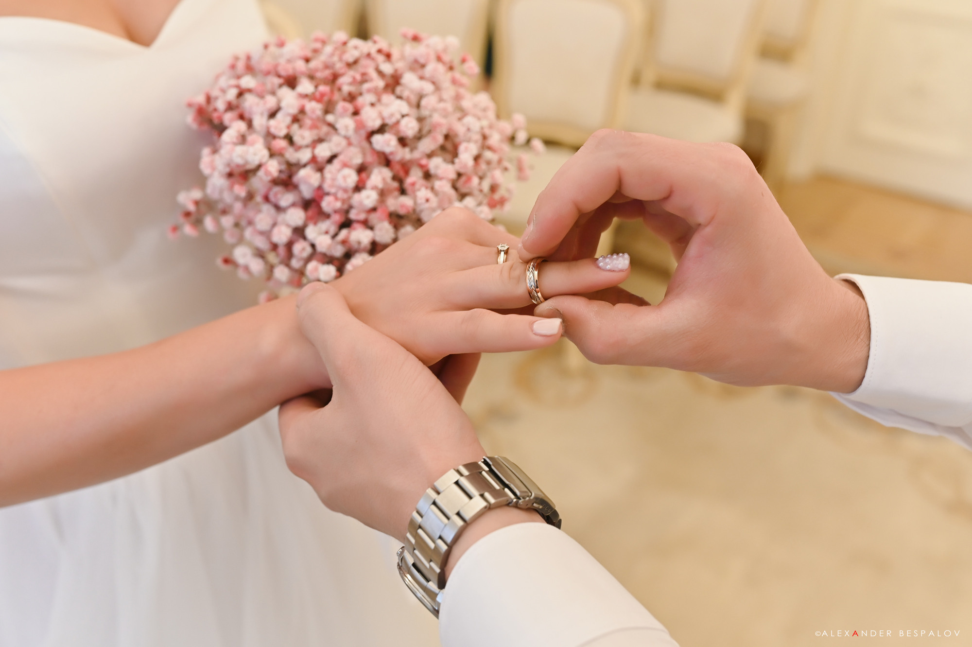 красивые кольца новобрачных на церемонии бракосочетания во дворце