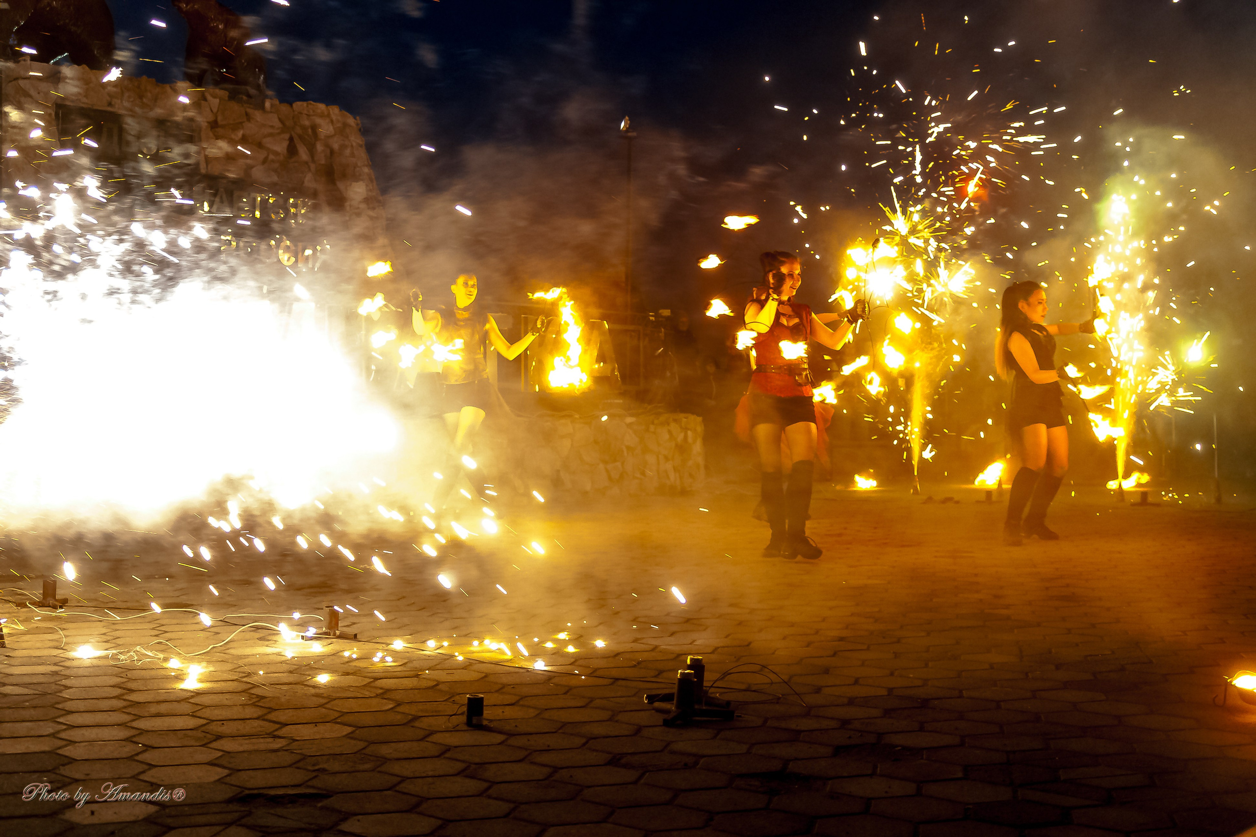 Огненное шоу у памятника «Здесь начинается Россия». Камчатка. Май 2017. Репортажная съемка в Москве и области. Анималистика