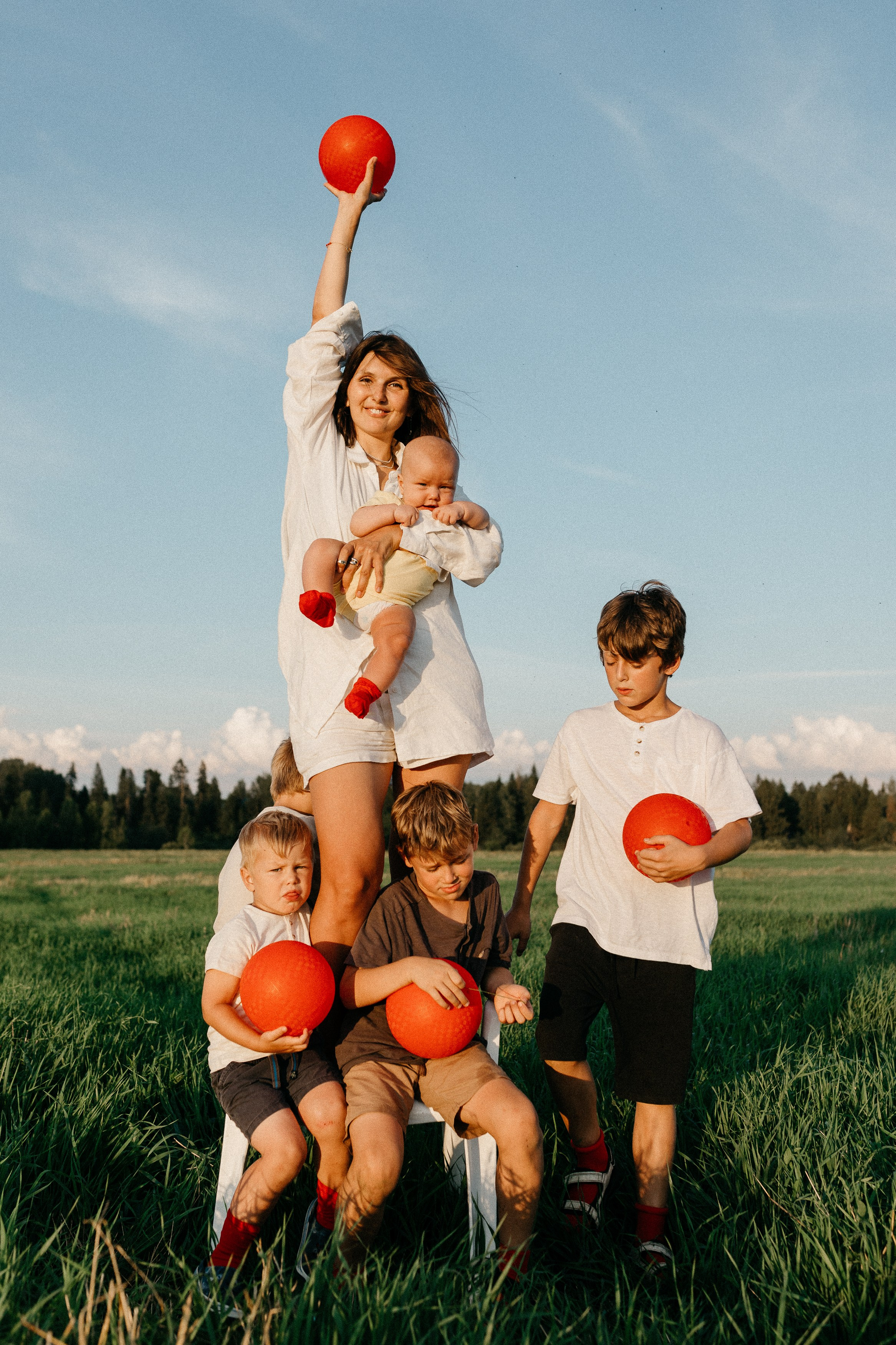 Фотосессия с красными мячами. Семейный фотограф Маша Тимофеева | Москва