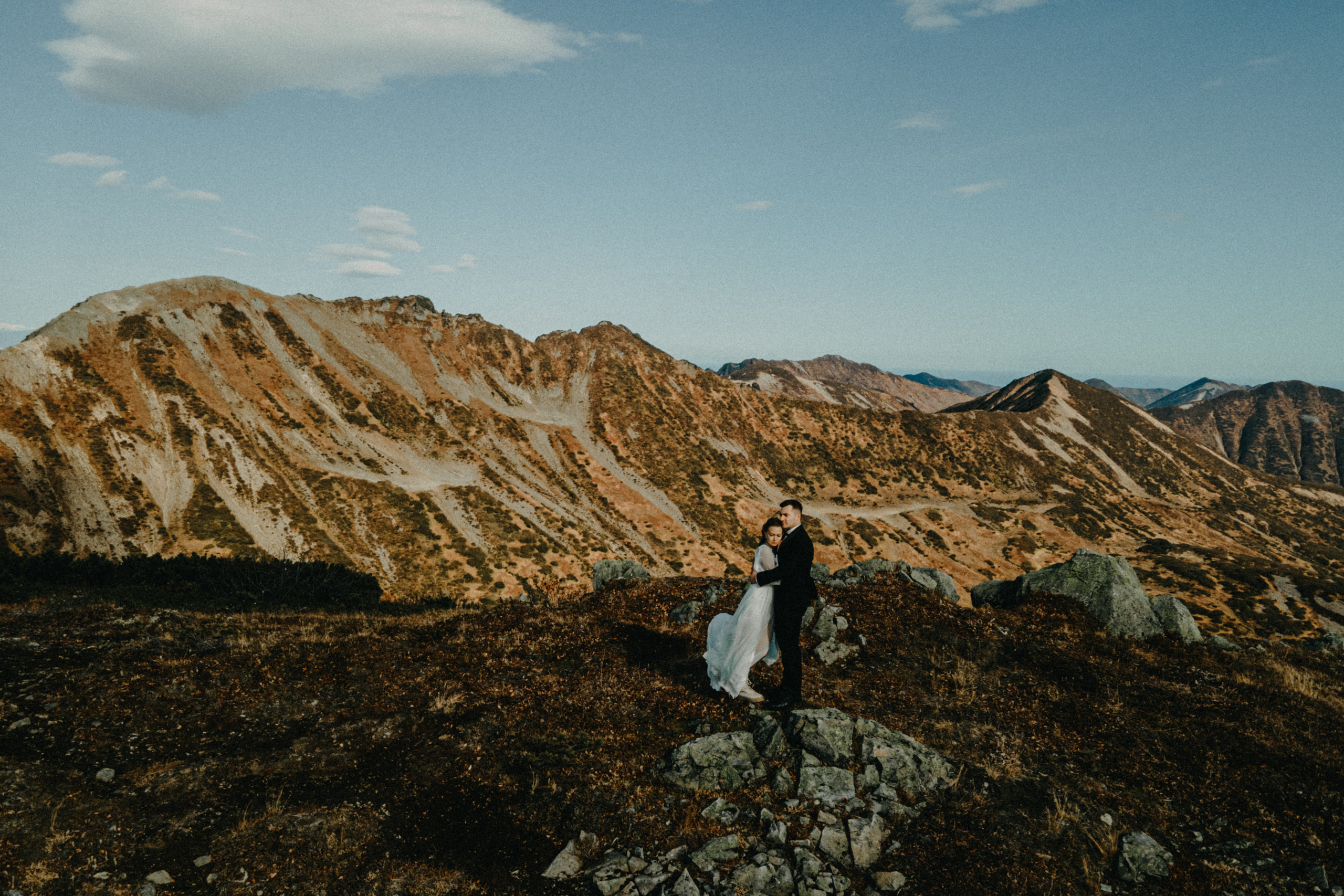 Вертолетный полет Бухта Жировая. Свадебное фото и видео на Камчатке. Туристические маршруты