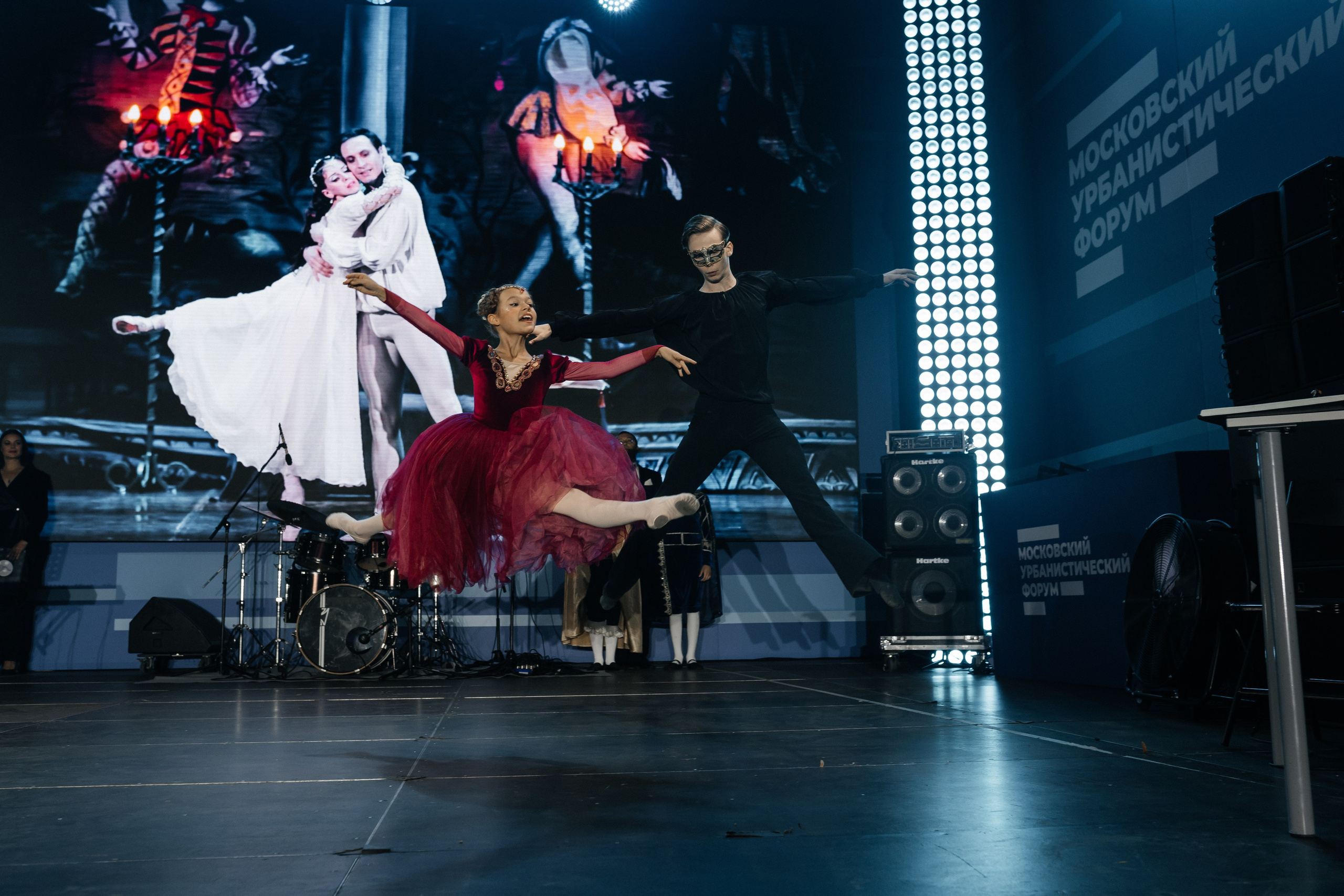 Московский урбанистический форум. Фонд Оксаны Фёдоровой. Ромео и Джульета. Фотограф Наталия Федосова, г. Москва. TG и Instagram @nataliya_raw