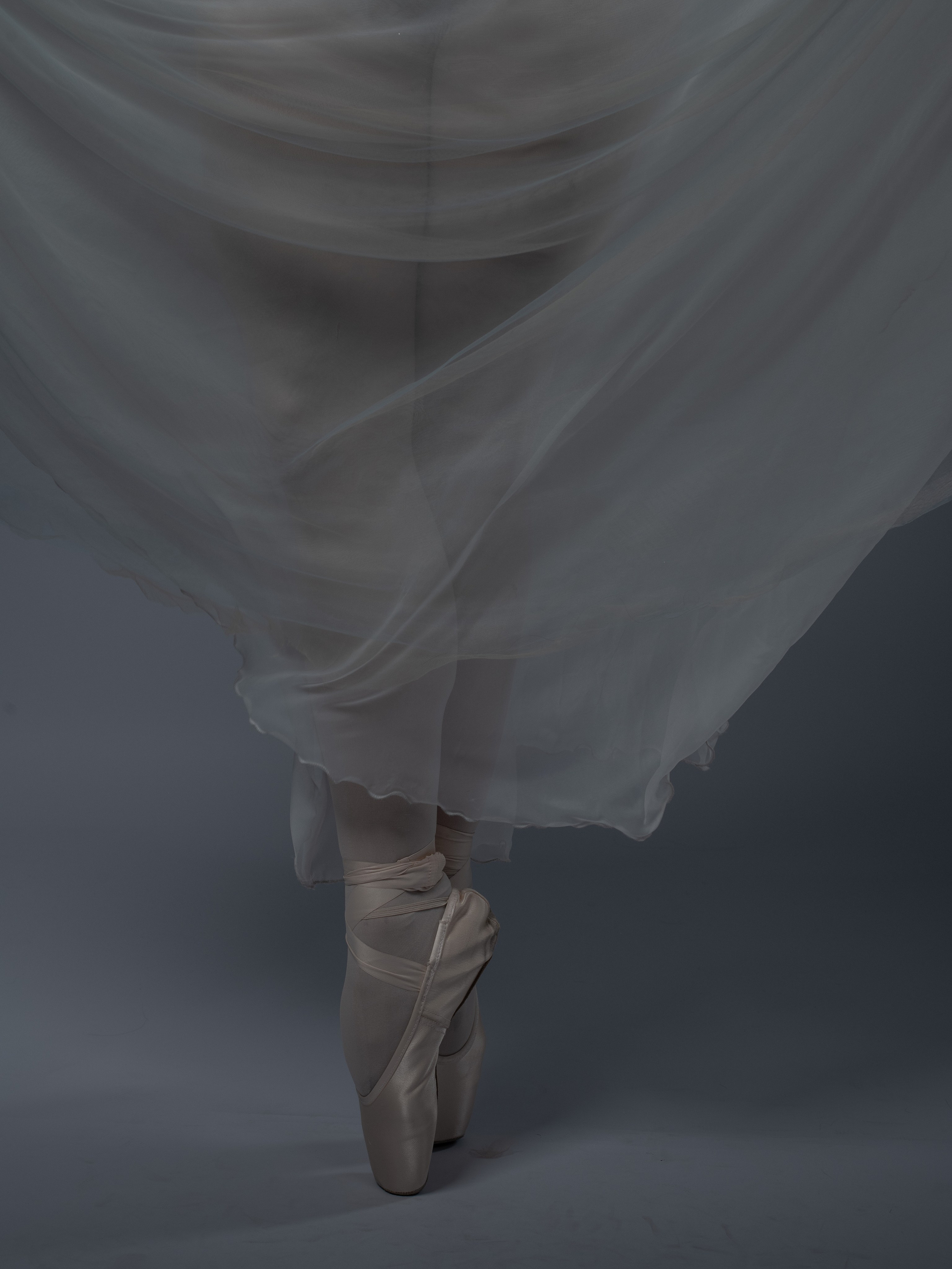 Gray sky dancer. Portrait photographer in Minsk Slava Potalakh