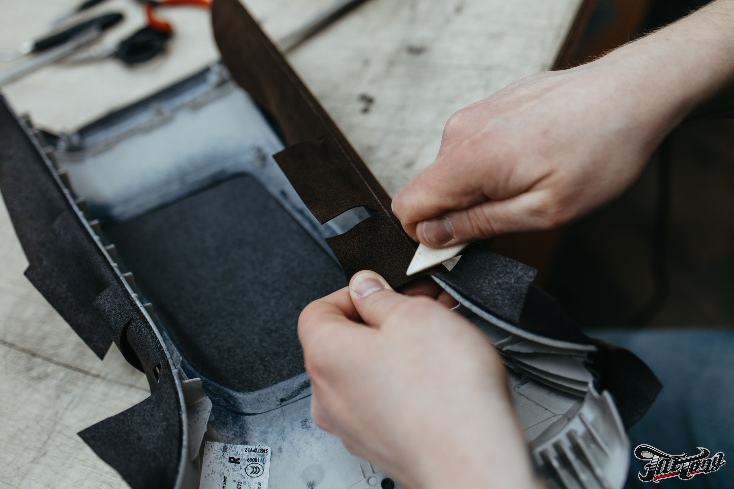 Porsche Сayenne пошив потолка в коричневую алькантару. DeLorein