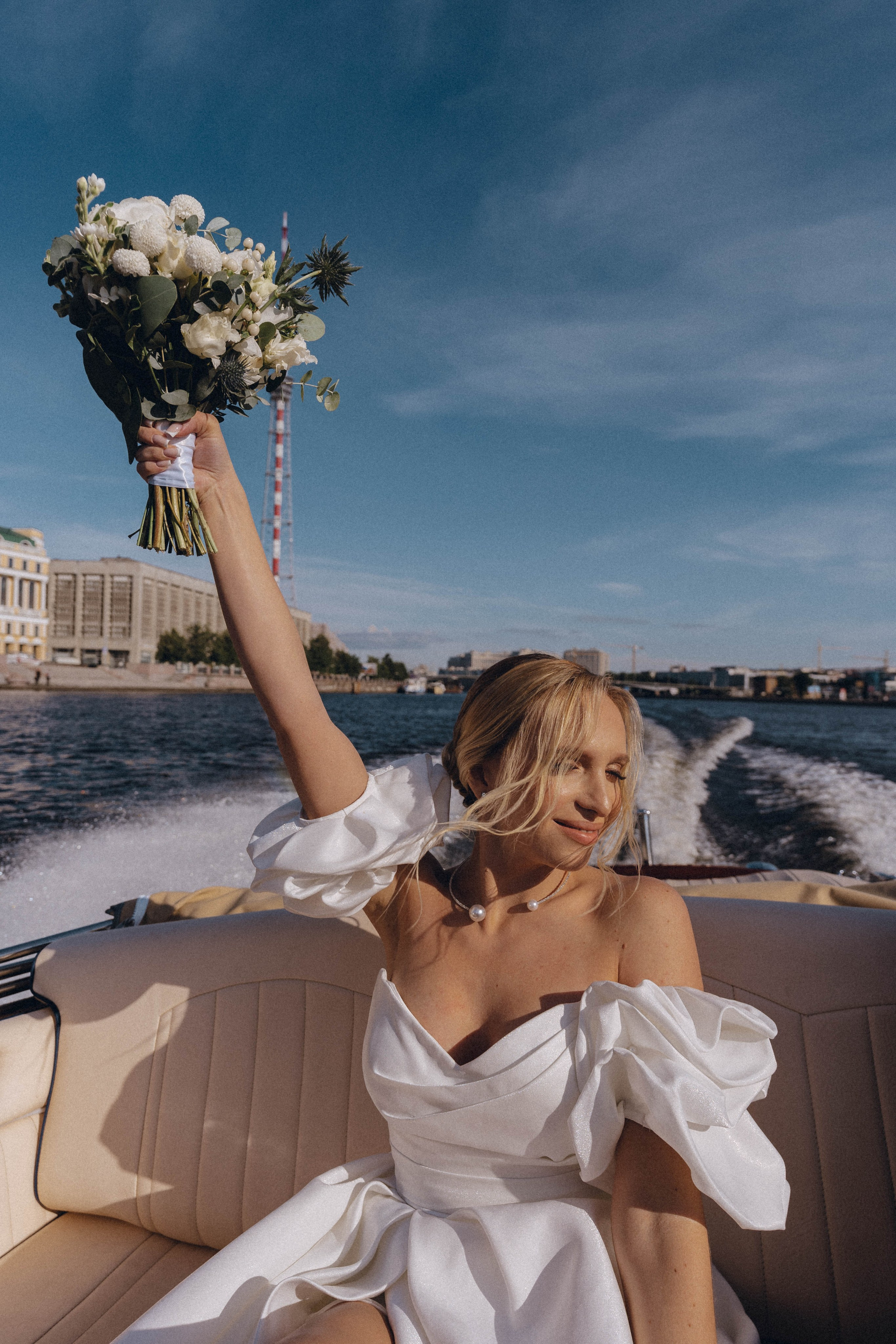 СВАДЕНБНАЯ СЬЕМКА НА КАТЕРЕ ПО КАНАЛАМ САНКТ-ПЕТЕРБУРГА И В АКВАТОРИИ НЕВЫ. Профессиональный фотограф, Санкт-Петербург — Виктория Богомолова
