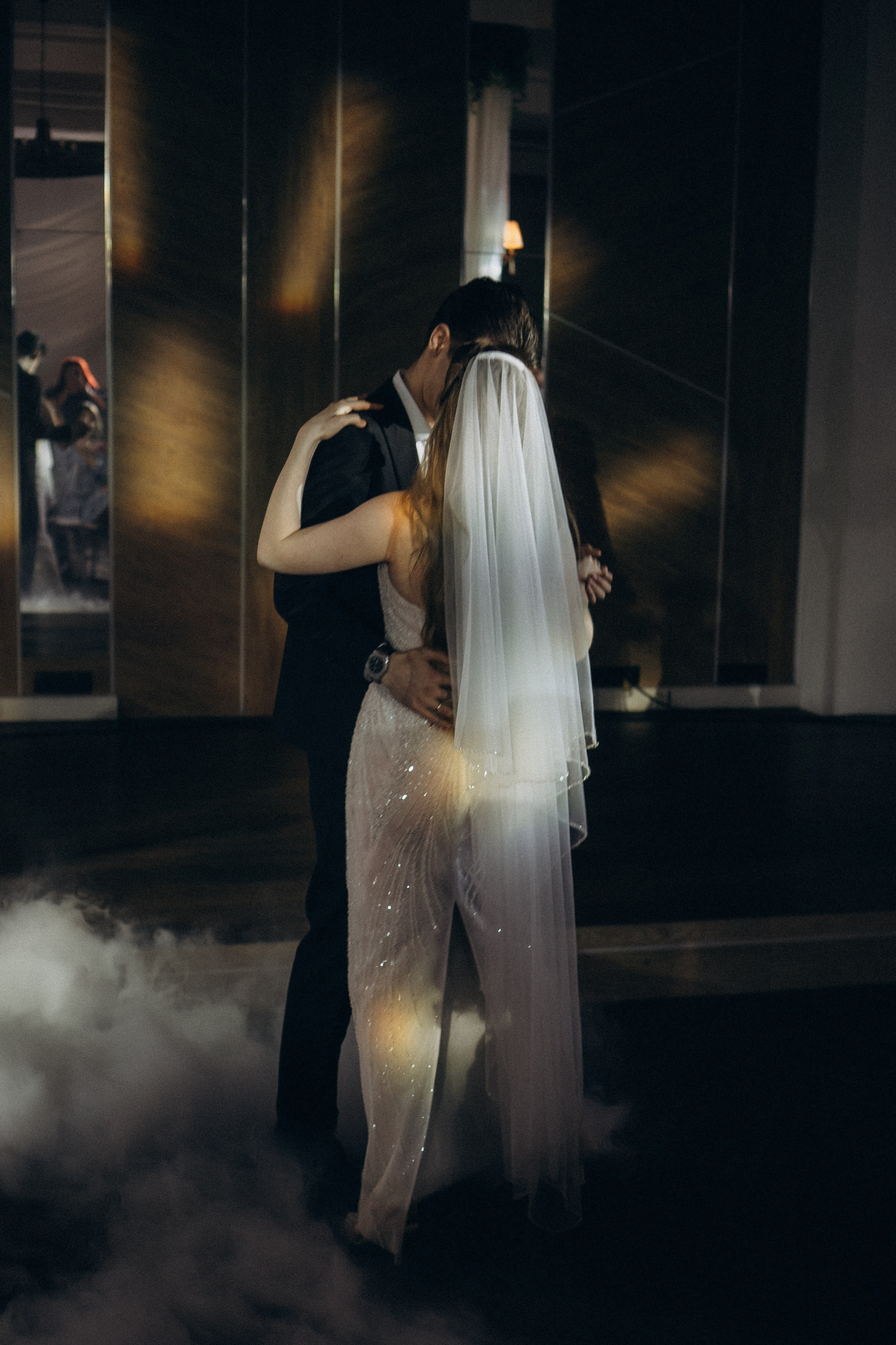 ПЕРВЫЙ ТАНЕЦ МОЛОДЫХ НА БАНКЕТЕ. ТРОГАТЕЛЬНЫЙ МОМЕНТ (СНЯТО В СИБИРЕ В НИЖНЕВАРТОВСКЕ). Профессиональный фотограф, Санкт-Петербург — Виктория Богомолова