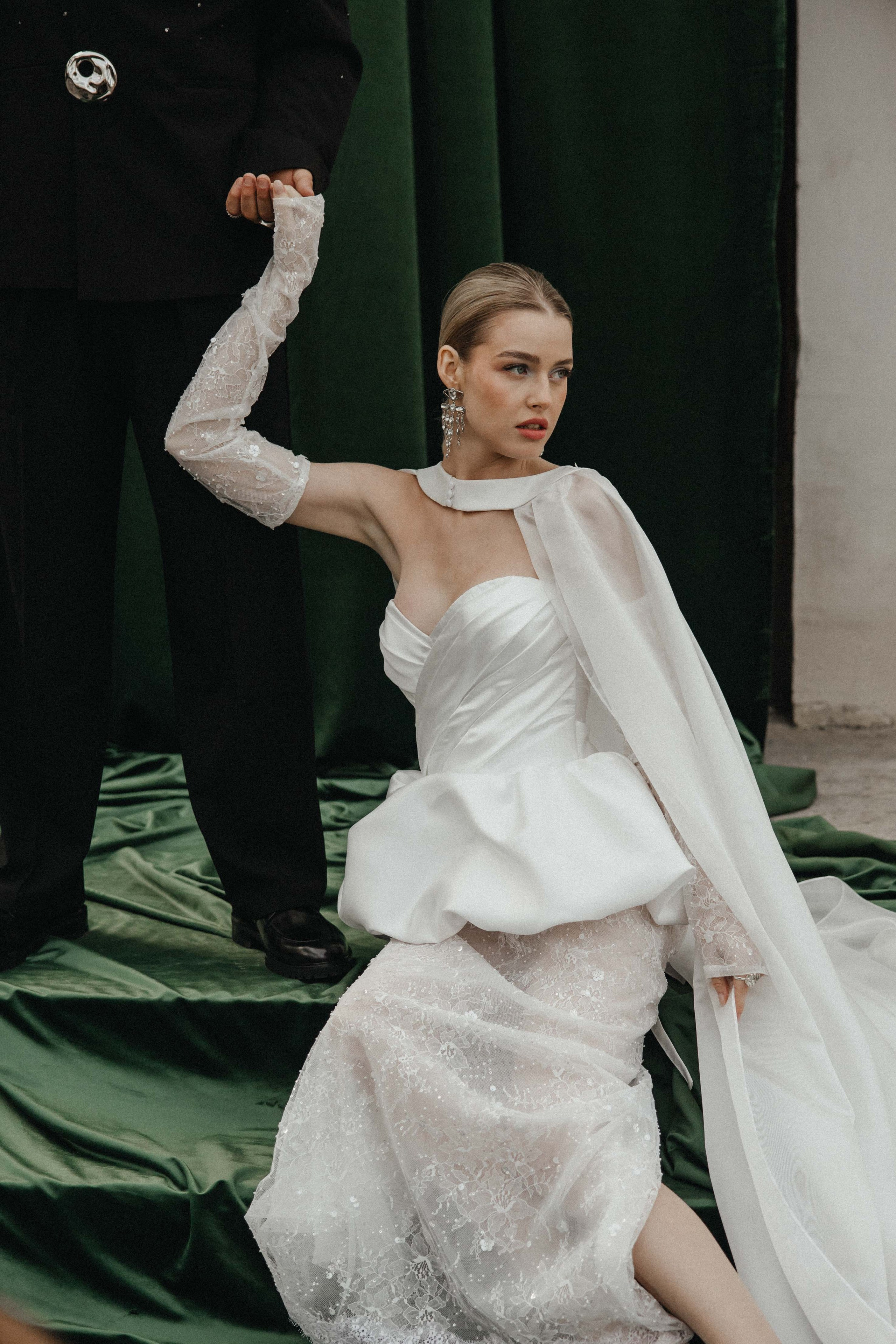 Счастливая пара позирует на свадебной фотосессии на фоне зеленой ткани в театре ,фэшн съемка ,топ 100 — свадебный фотограф Алена Межевова