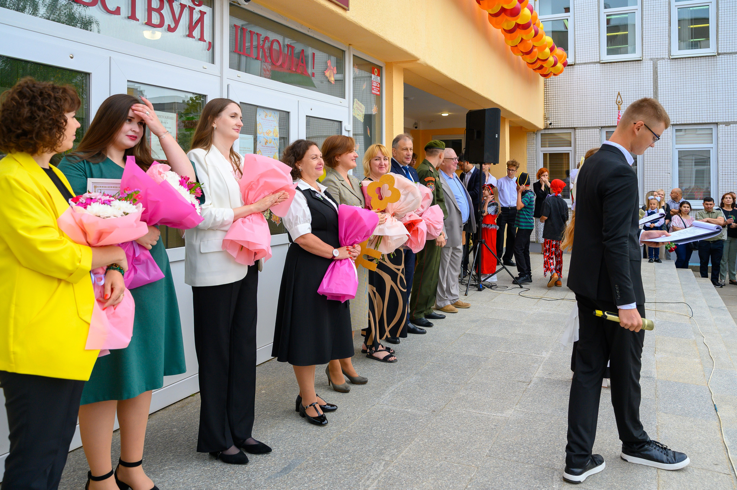 Вот звучит первый звонок, перед этим долгое приготовление к новому этапу в жизни, Яромир идет в школу. Фотоуслуги, услуги фотографа, фотографирование важных событий