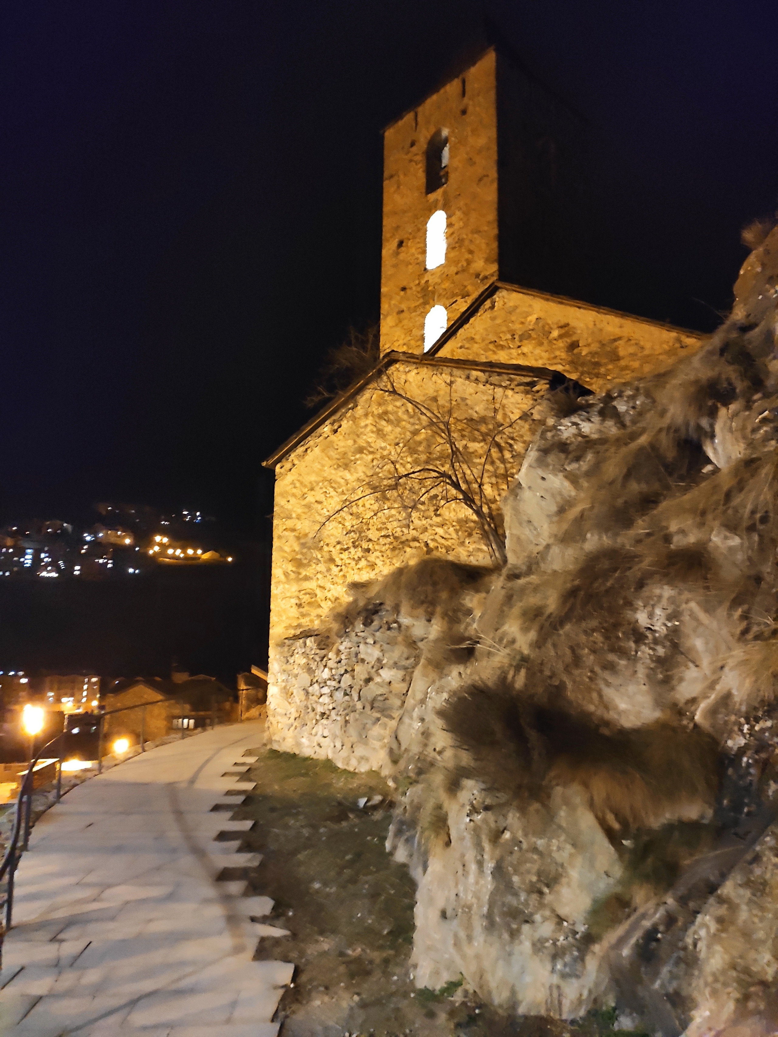 В городе несколько старых построек. Церковь