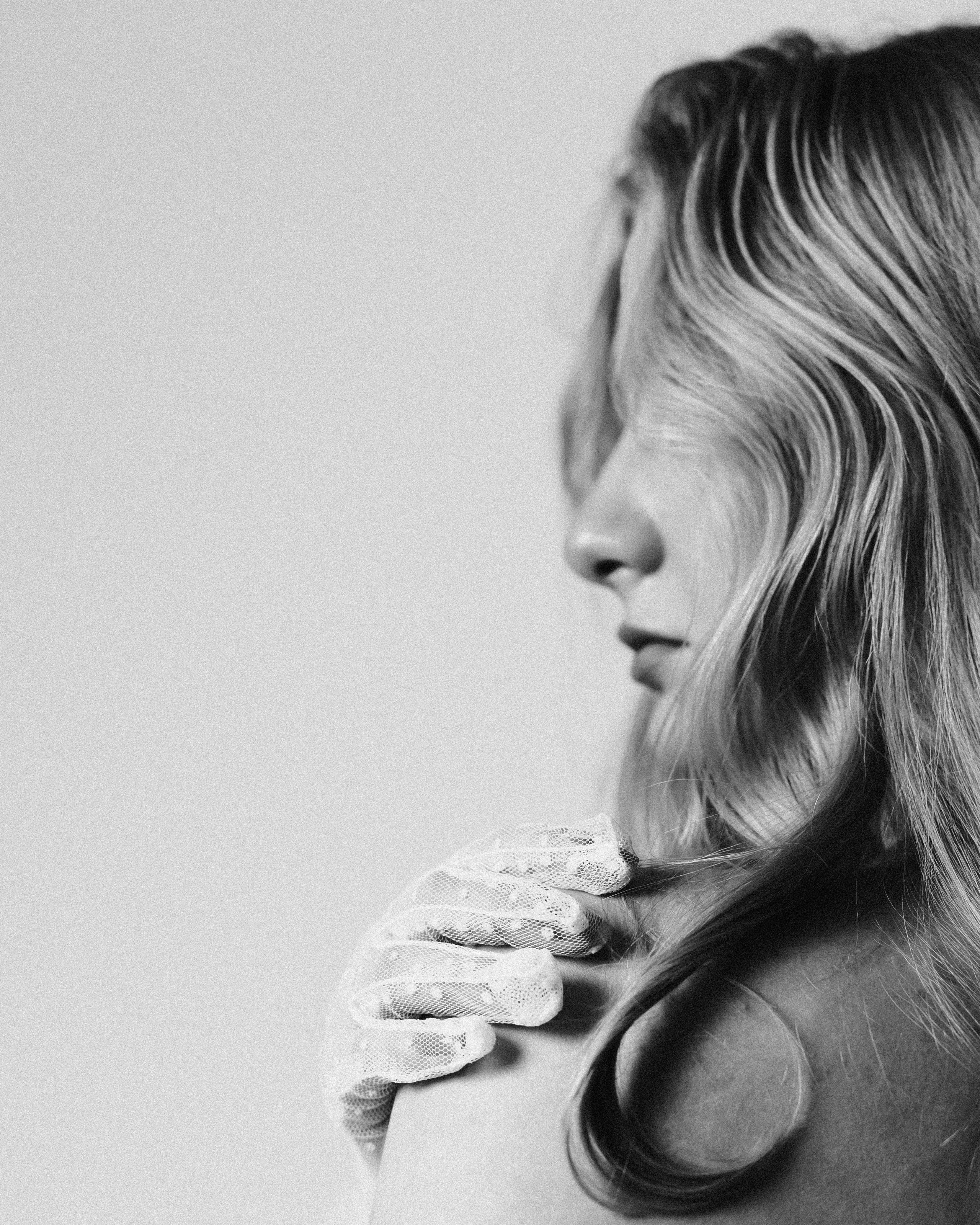 Фотограф Александра Овечкина Пенза: черно-белый профиль модели в ажурной перчатке, эстетика чистоты и линий.