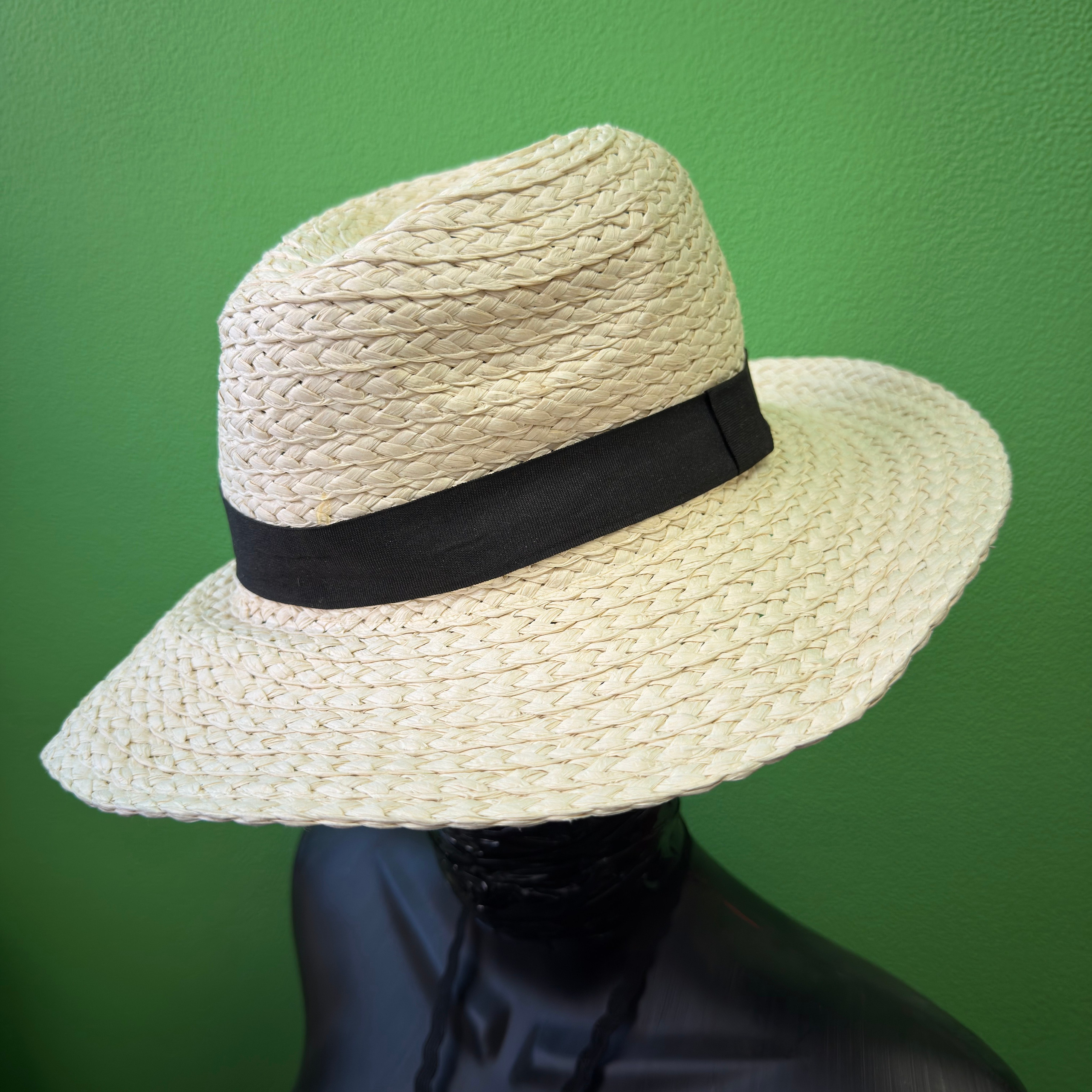 Головные уборы в аренду. Аренда костюмов, платьев и реквизита для фотосессий на Камчатке