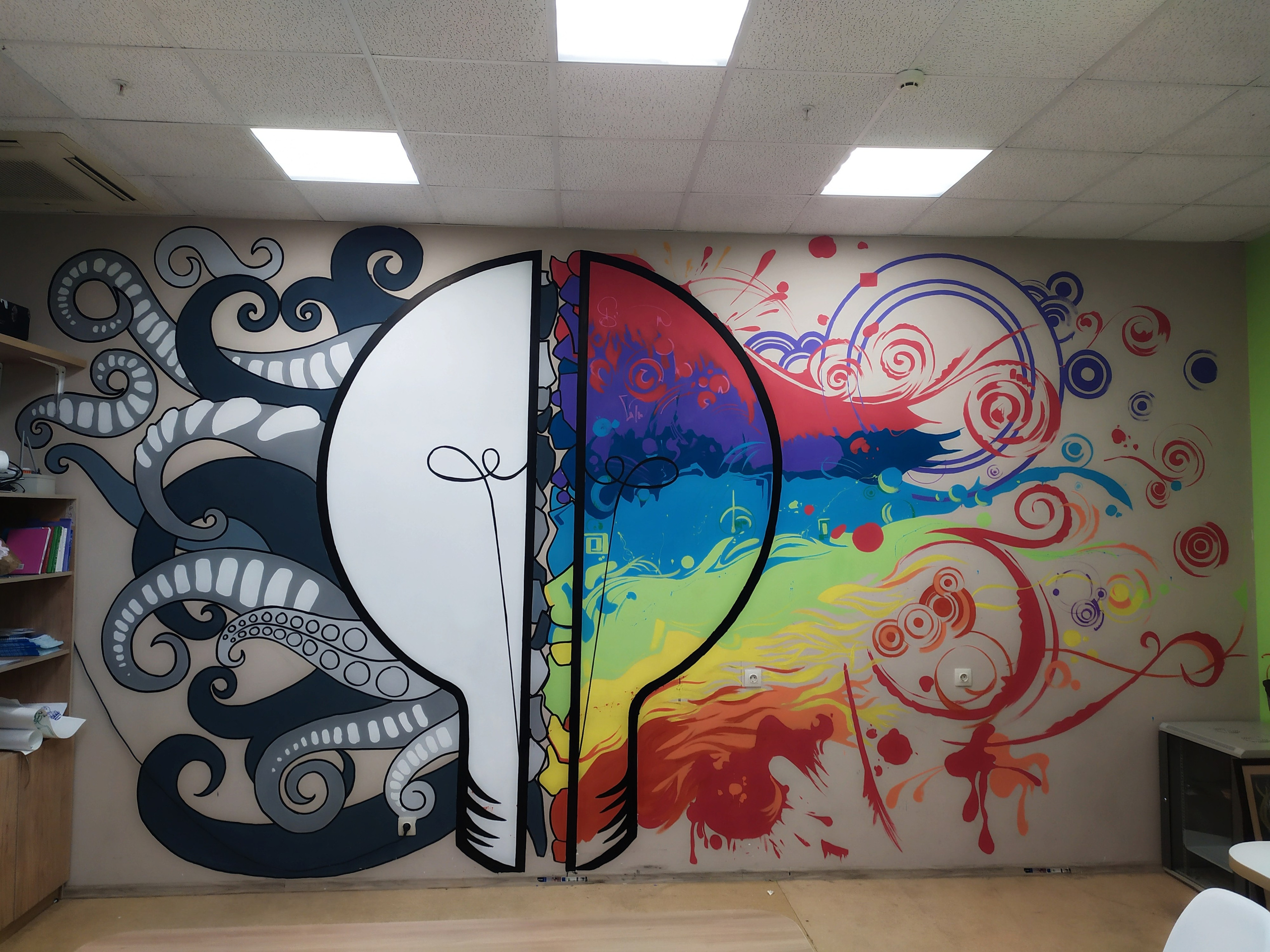 Лампочка, символизирующая мозг человека, работу полушарий - творческого и логического