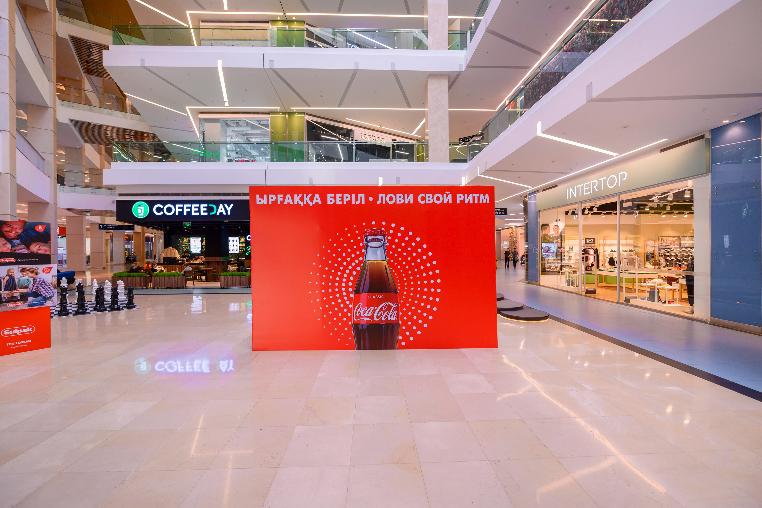 Инсталляция Coca-Cola в ТЦ Fоrum. Интерьерный и репортажный фотограф в Алматы