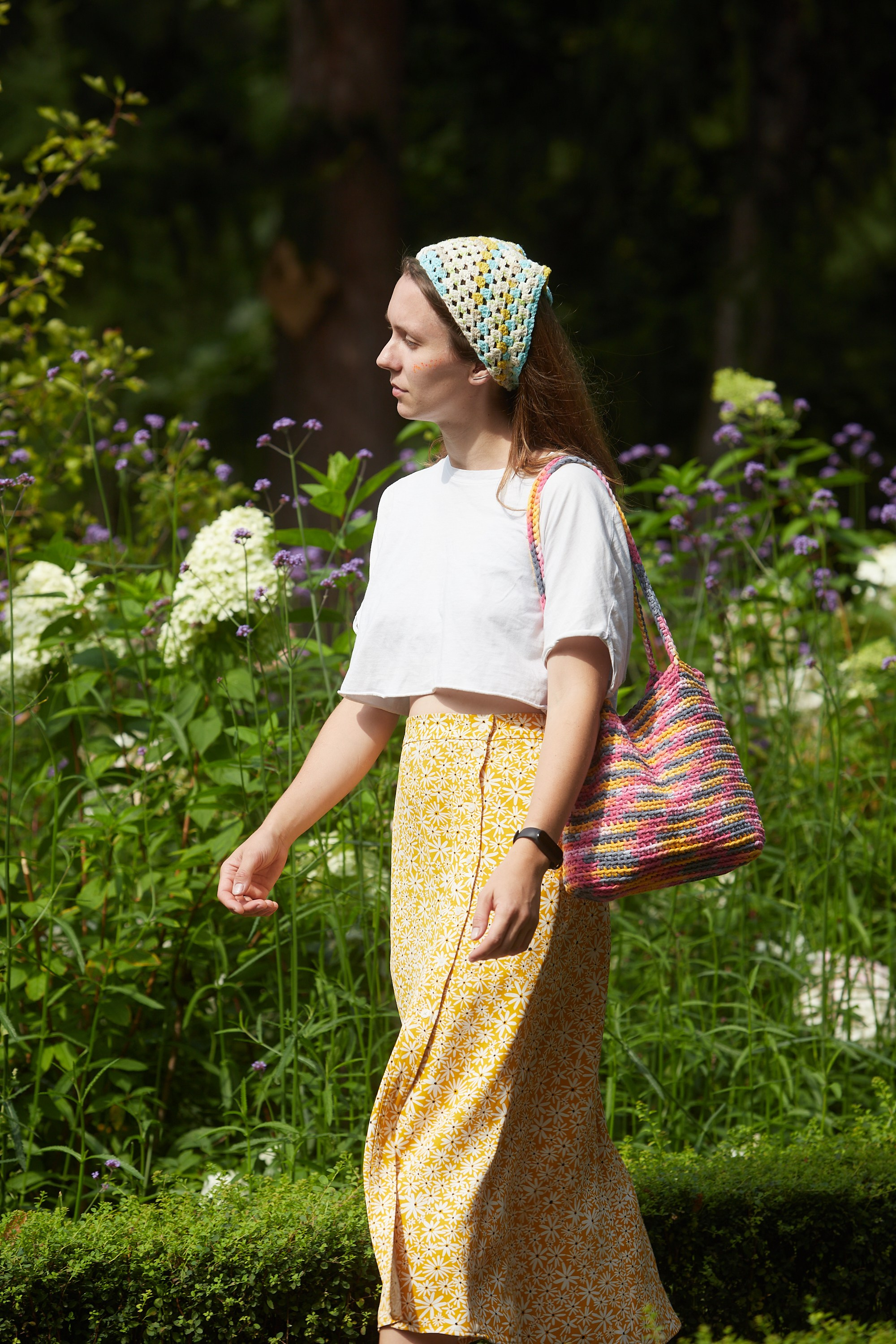 Девушка с разноцветным шоппером из пряжи.