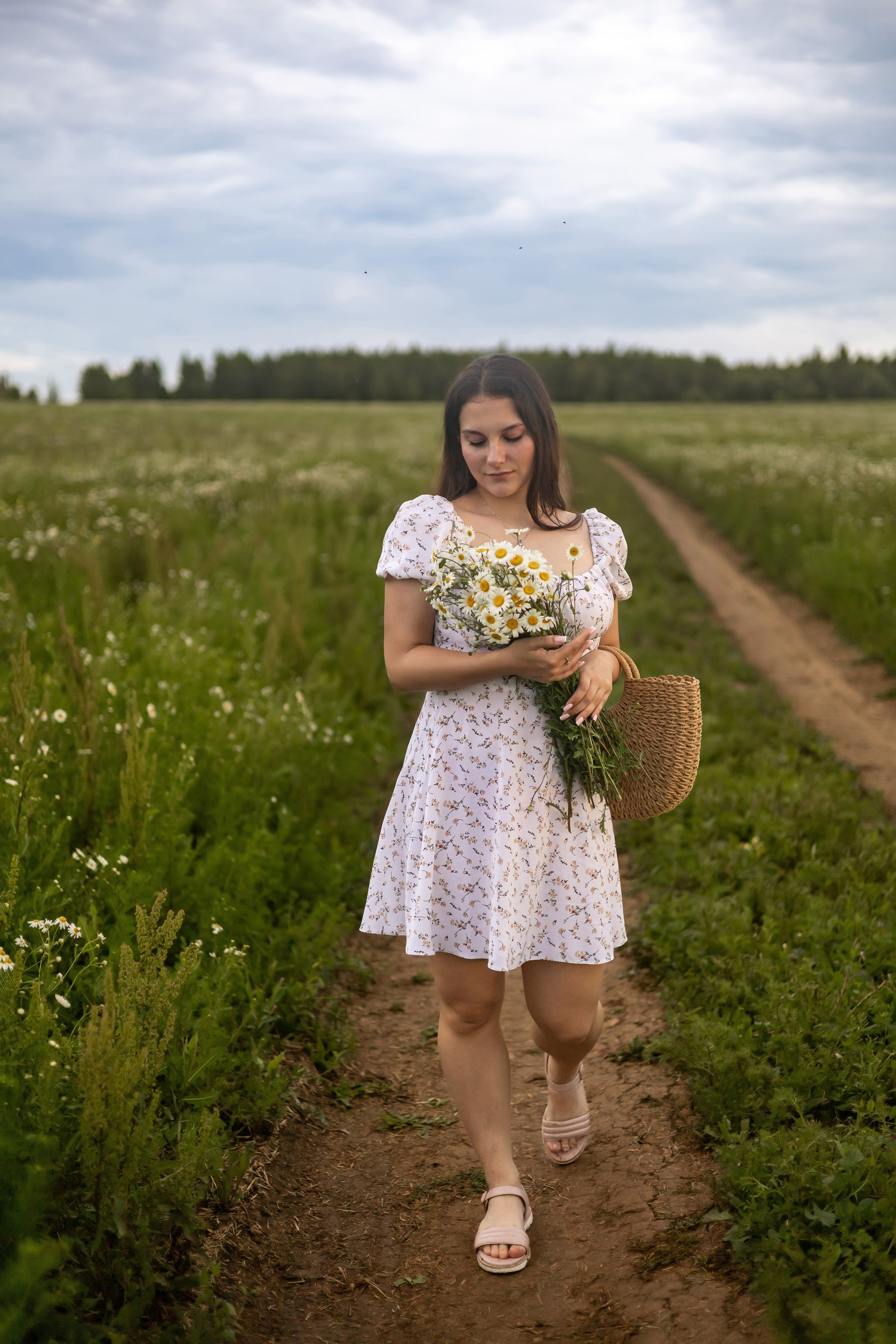 Вероника в поле ромашек. Фотограф в Серпухове Наталья Руденко