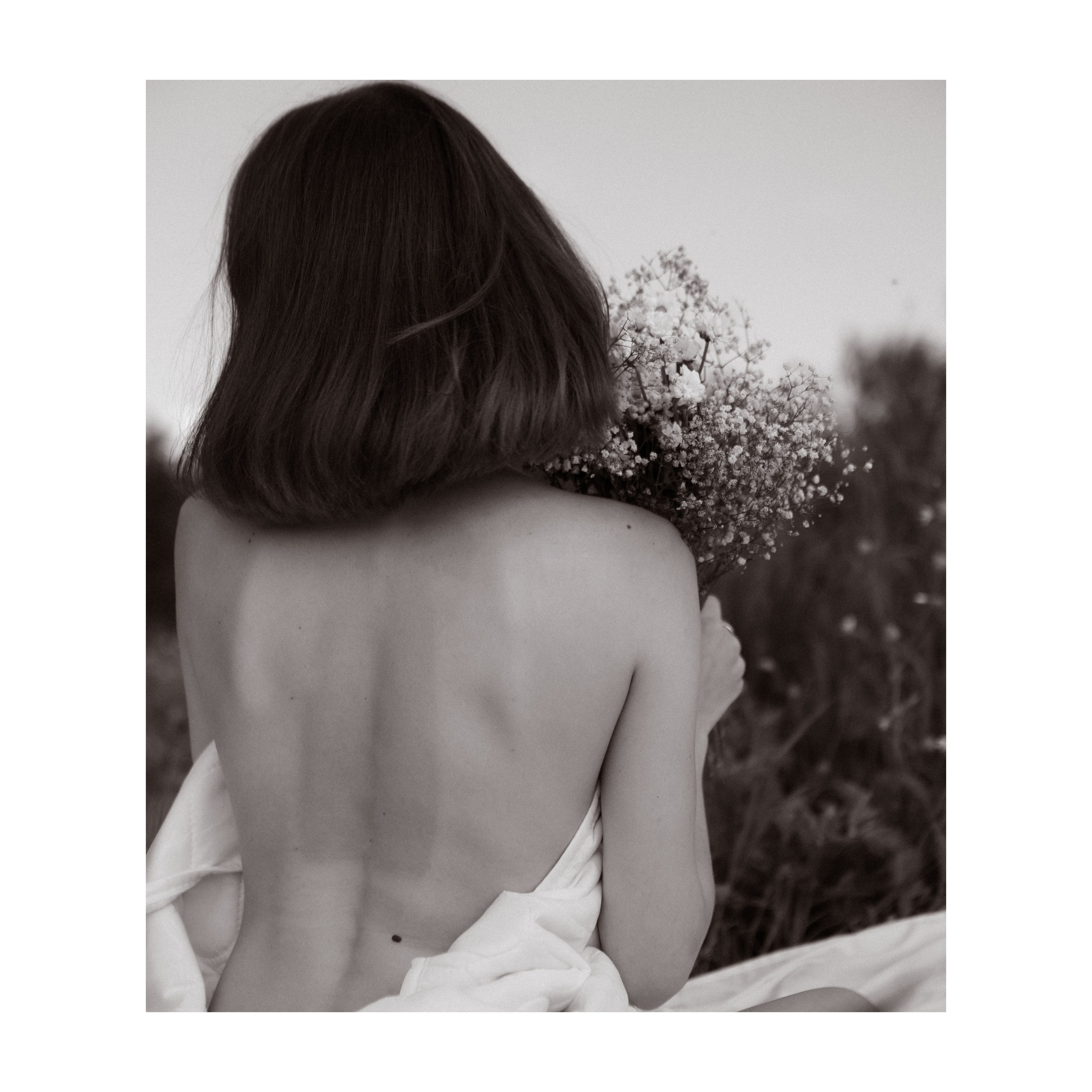 Летняя фотосессия в поле. Девушка в поле в кровати