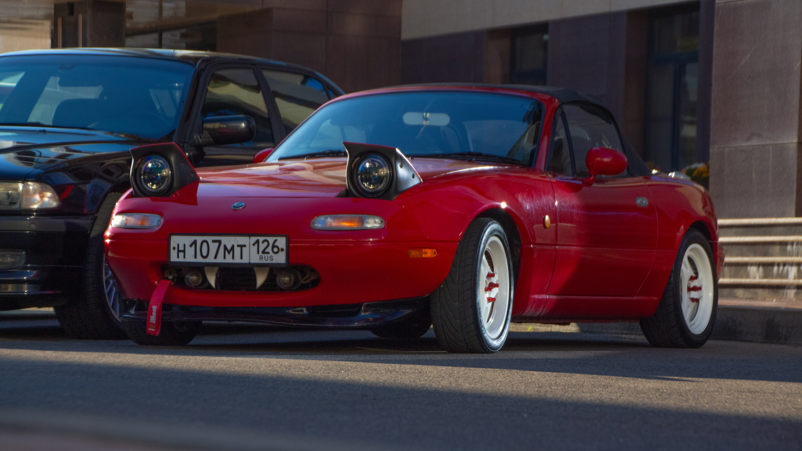 Фото Mazda MX-5 Miata (Eunos Roadster) NA: красный родстер