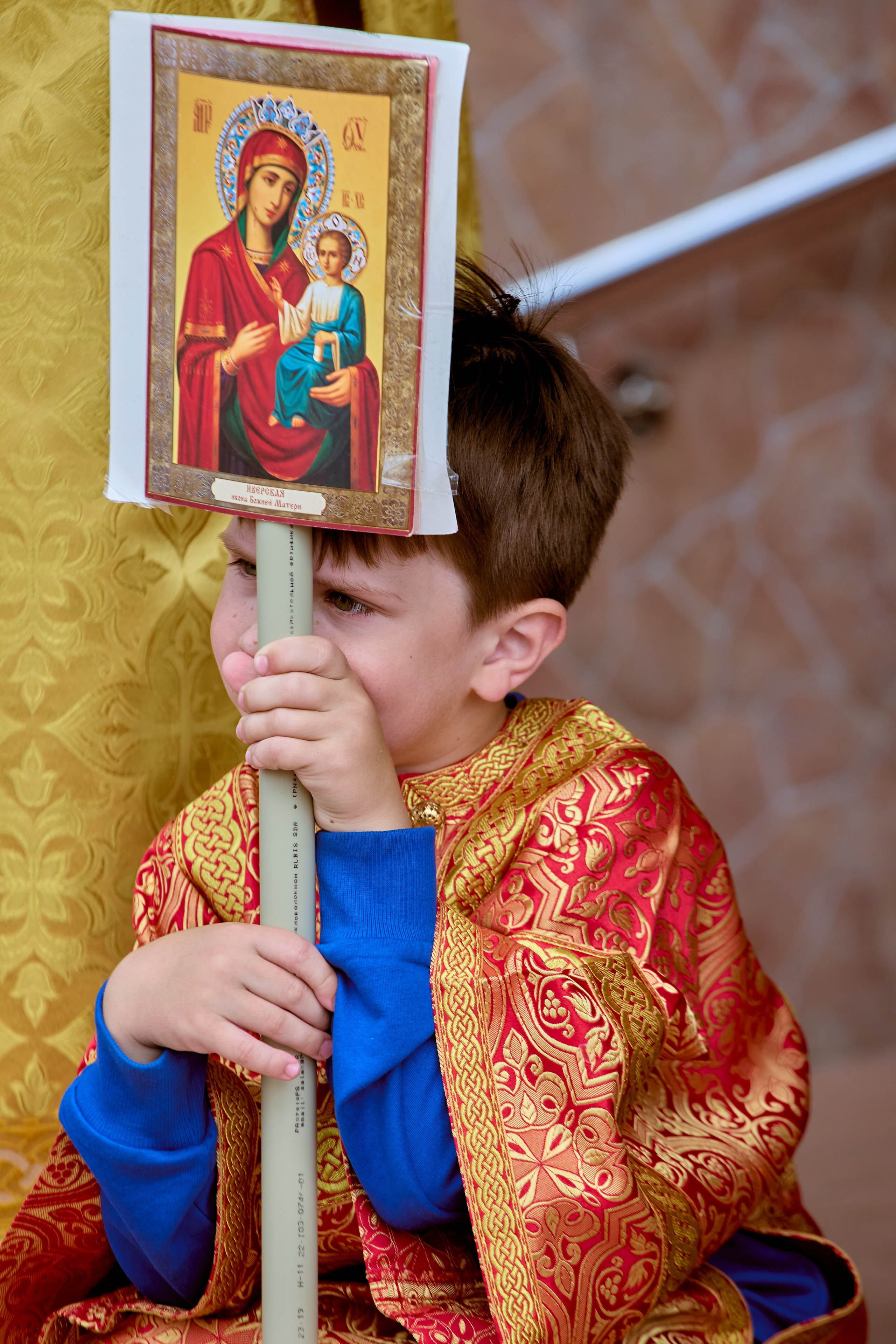 С Богородицей в руках уставший малыш алтарник