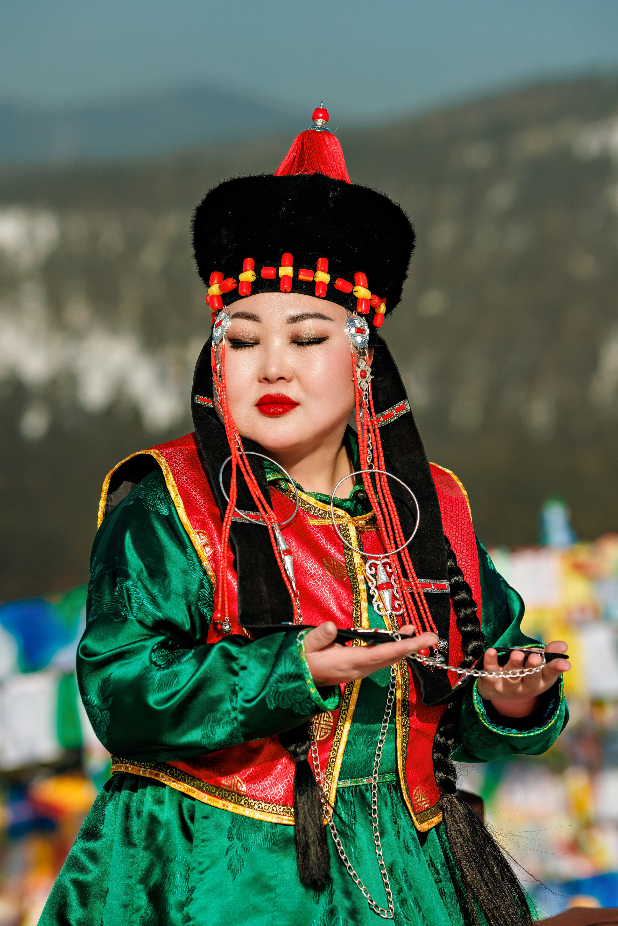 В национальных костюмах. Организую и проведу любые фотосессии в солнечной Бурятии, в Улан-Удэ!