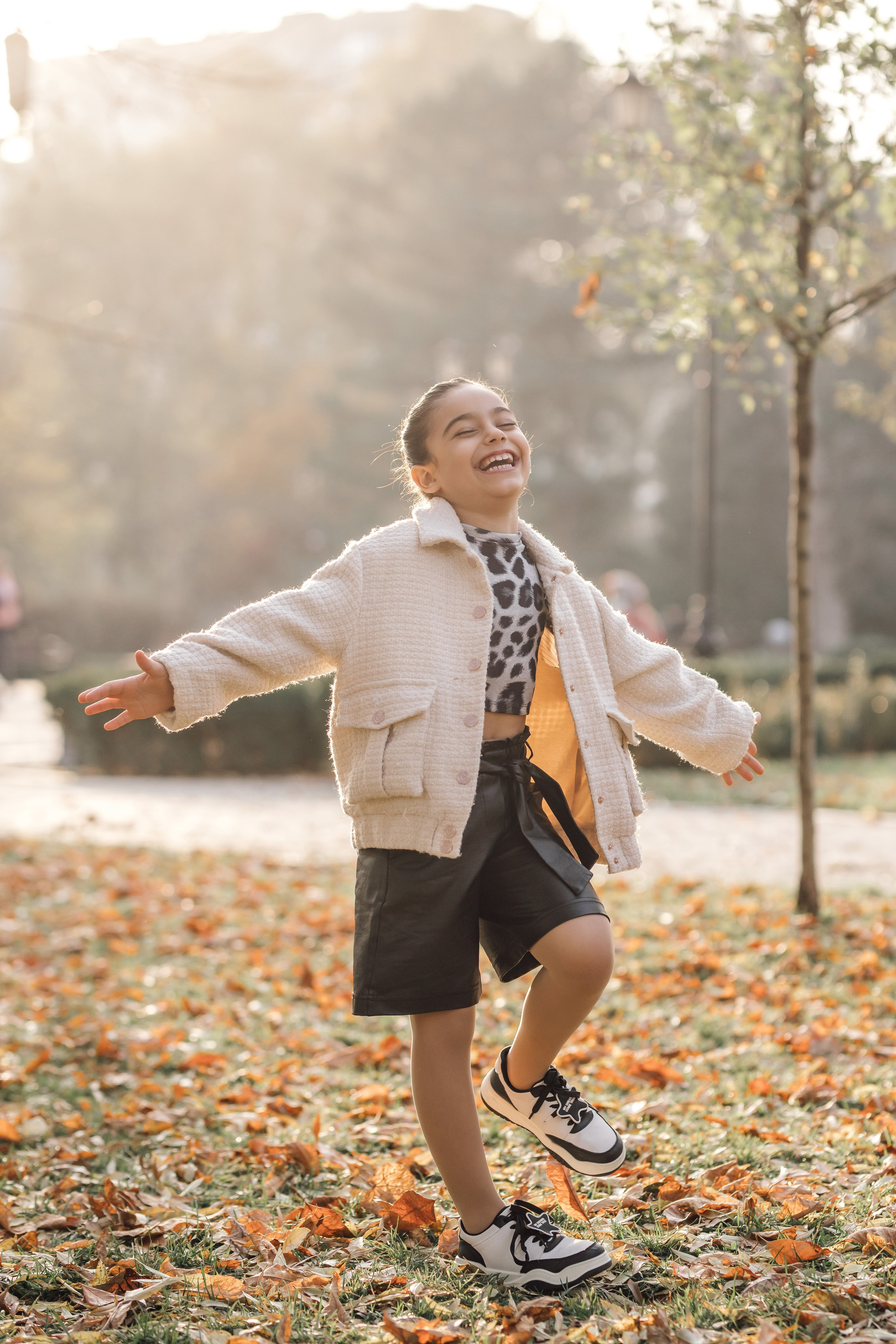 Мама и дочь, осенняя городская прогулка. Фотохудожник Наталия Кирсанова
