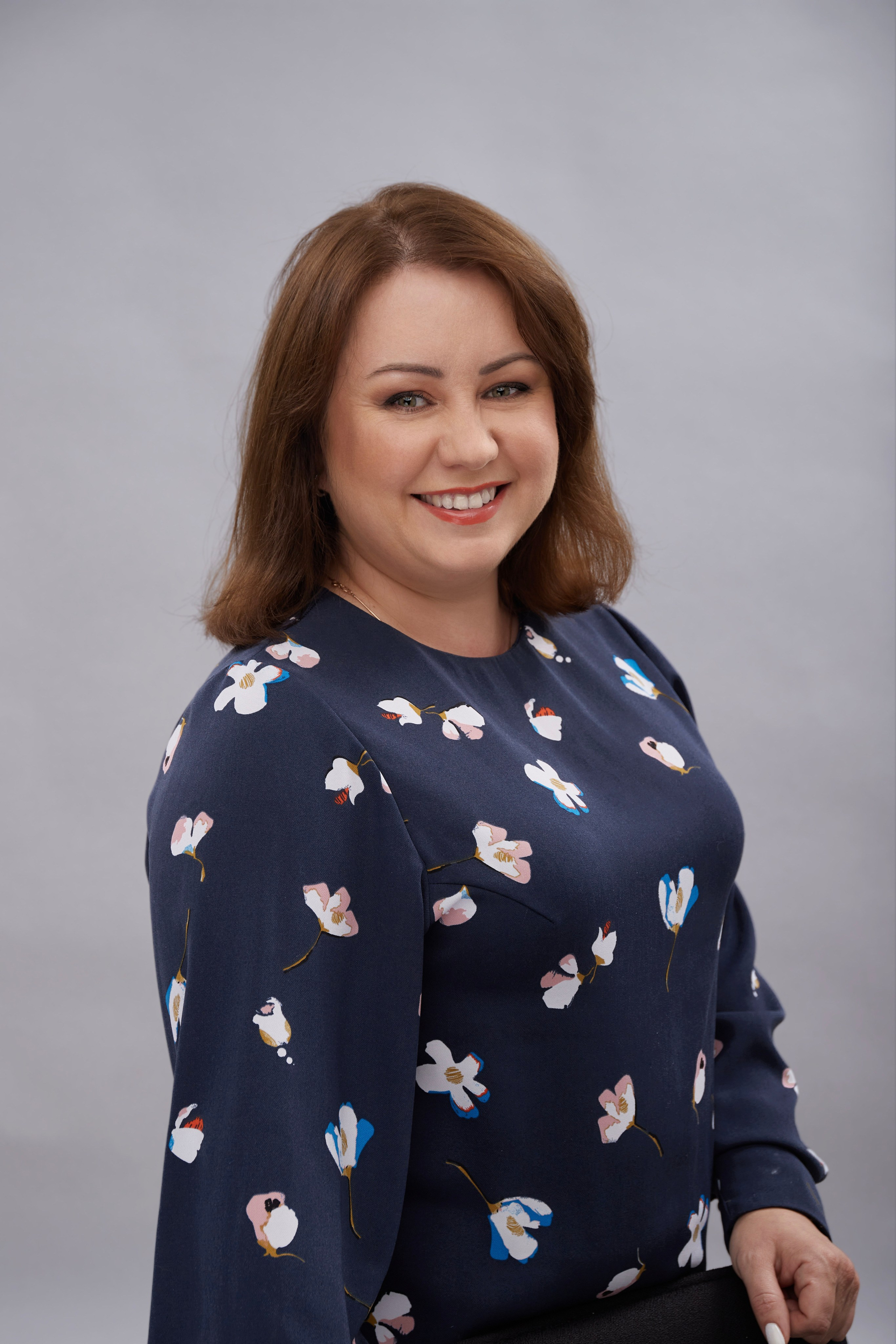 "Профессиональный портрет мужчины в студии""Женский портрет с естественным освещением""Крупный план портрета улыбающейся женщины""Портретная съемка в студии для делового портфолио"Для съемки сотрудников компании:"Группа сотрудников компании на корпоративной фотосессии""Портреты сотрудников офиса для корпоративного сайта""Фотосъемка команды компании в рабочей обстановке""Деловой портрет сотрудника для бизнес-профиля"