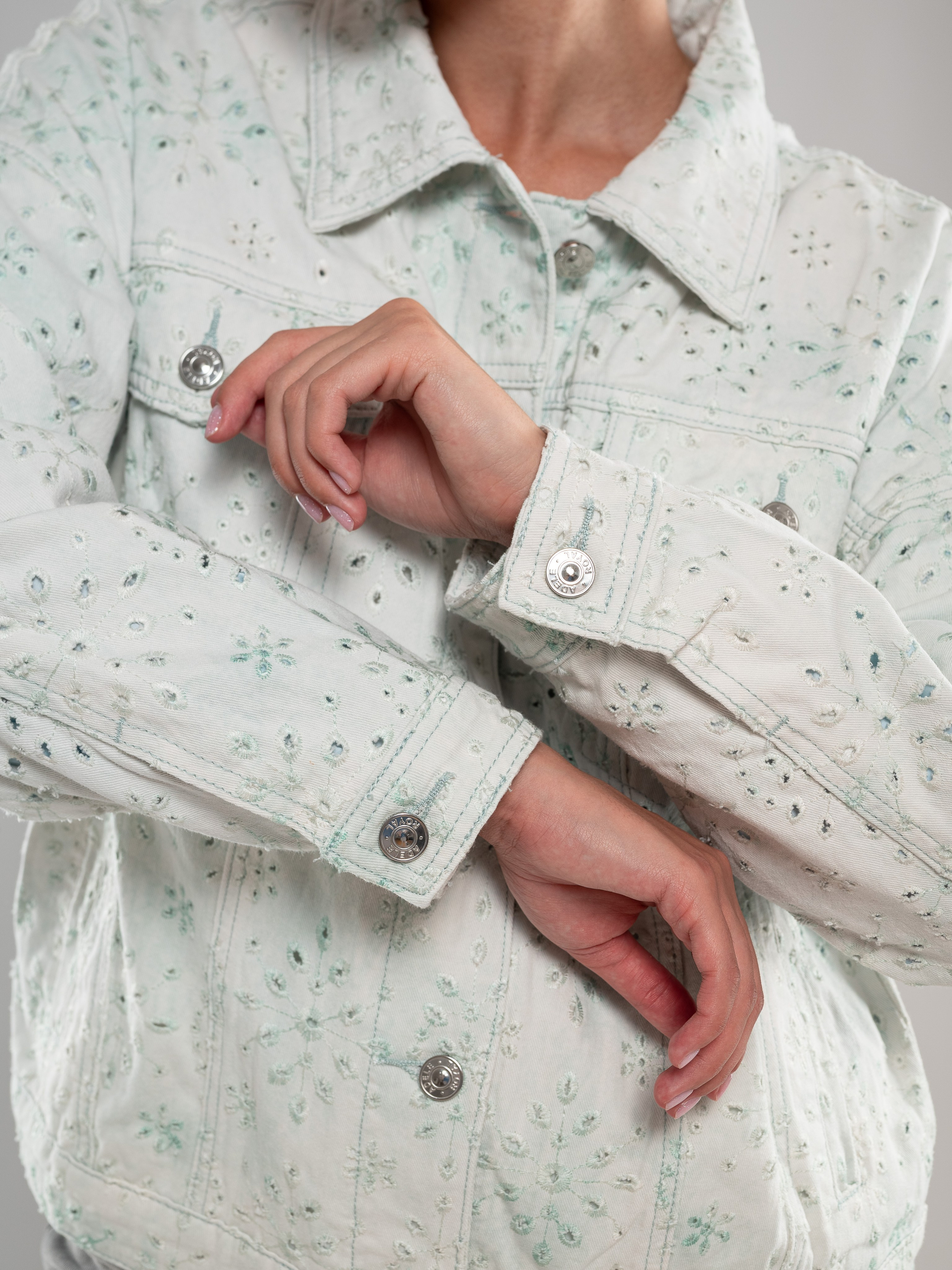 Джинсовые куртки на 2х моделях. Предметный фотограф, фото для маркетплейсов Пятигорск, КМВ