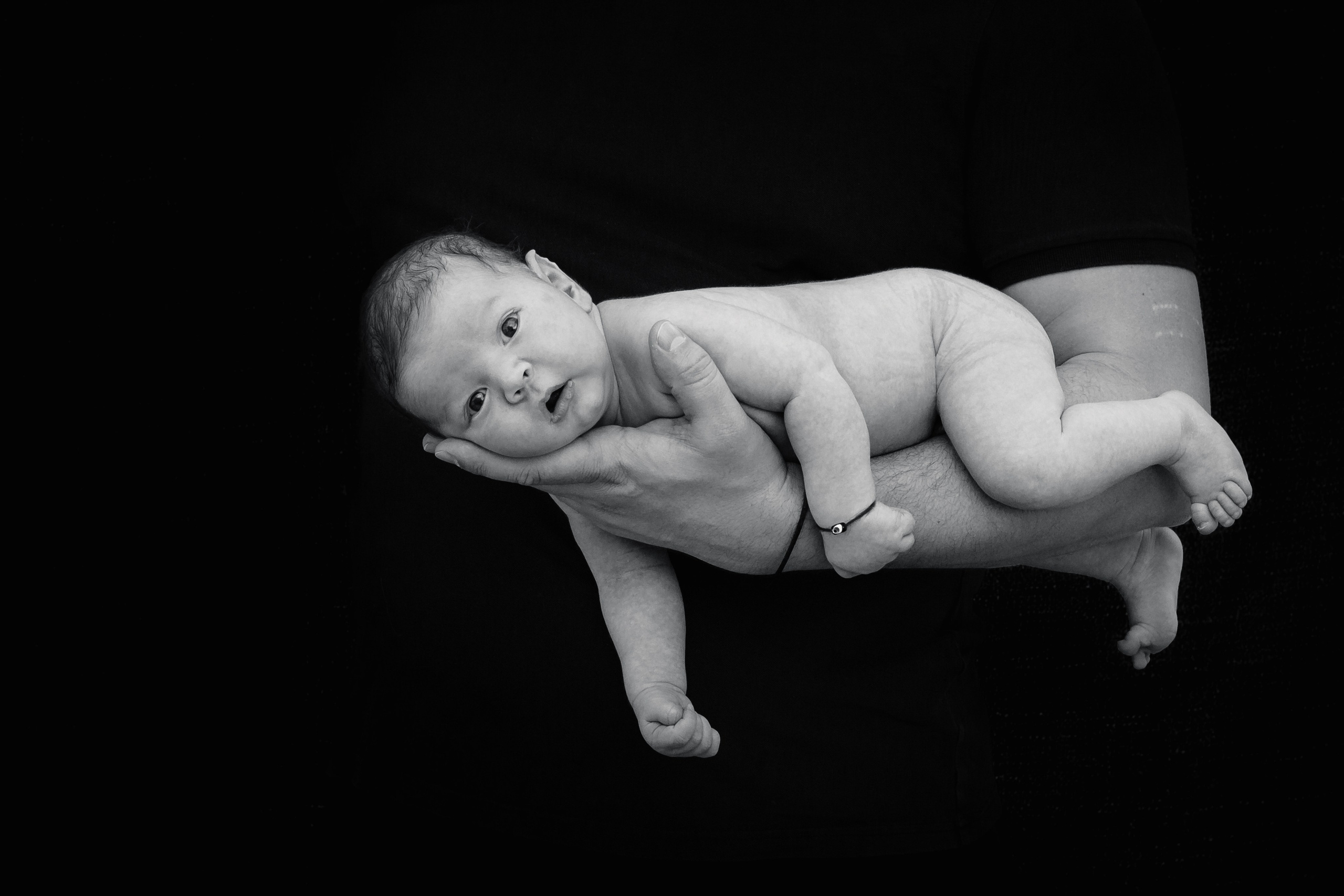 Таинственные чёрно-белые снимки новорождённых крох и кадры с руками родителей