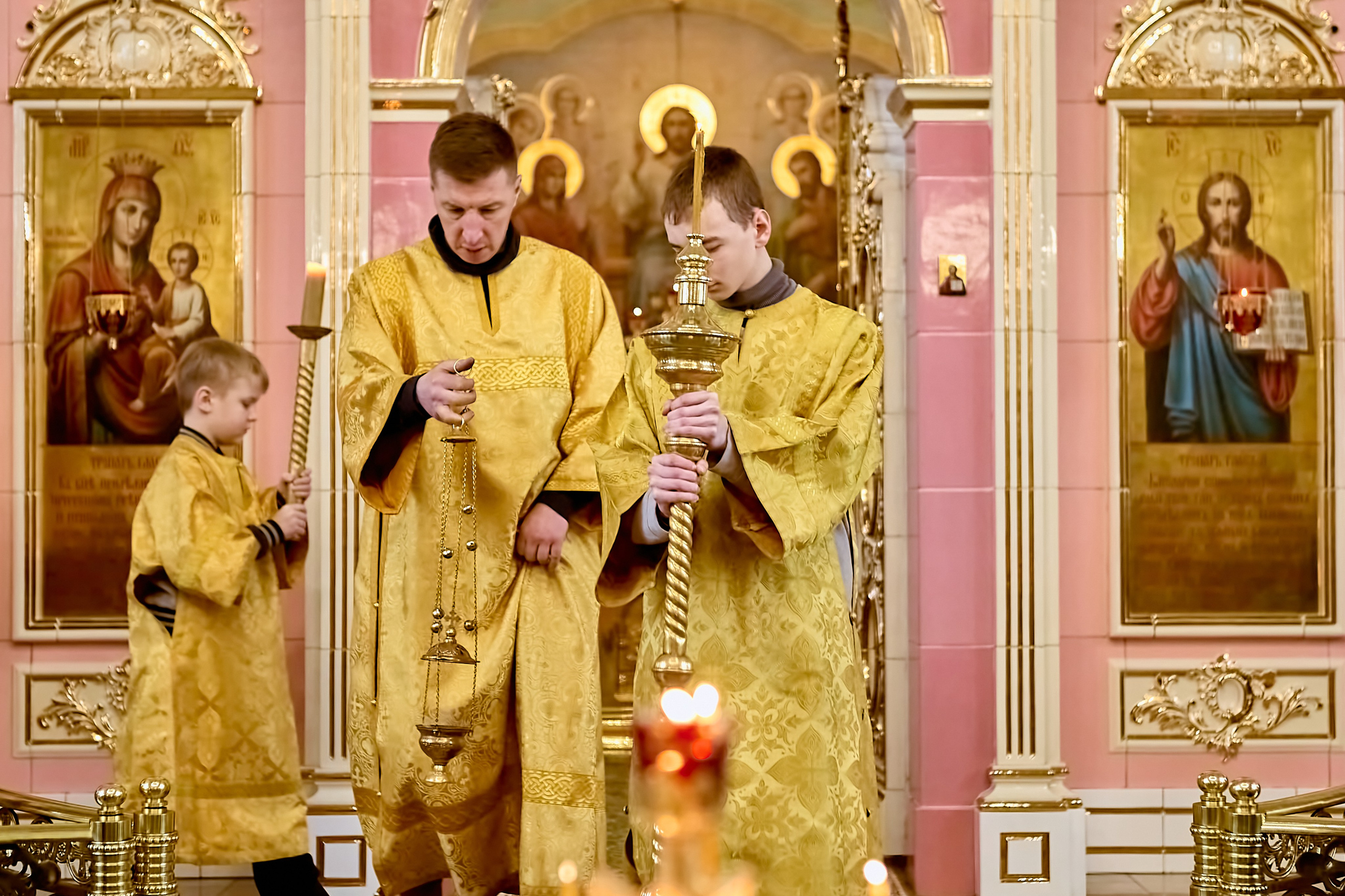 Выход с кадилом и свечой на Херувимской. Православный портретный фотограф Николай Голованов