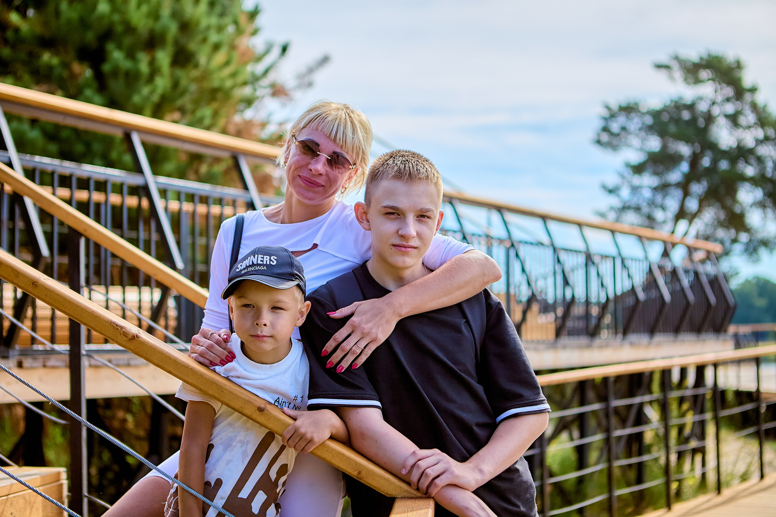 Семейная прогулка летом на озере