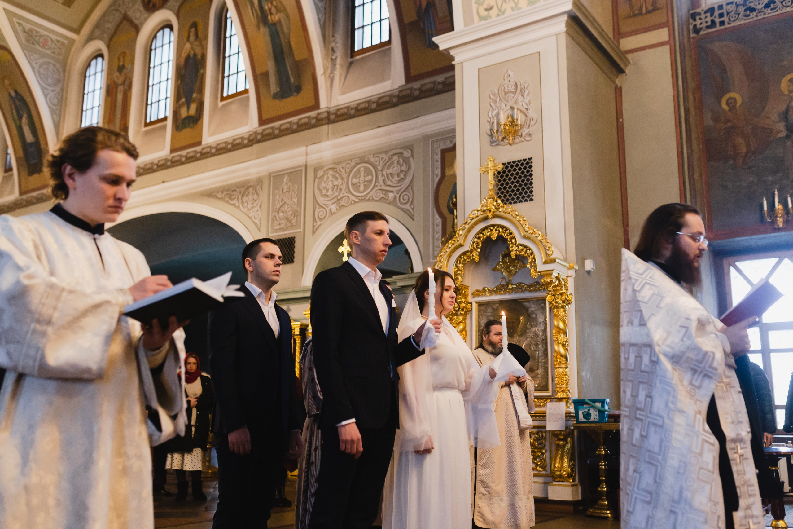 Благодаря фотографиям можно вернутся в день венчания и снова вспомнить все моменты.