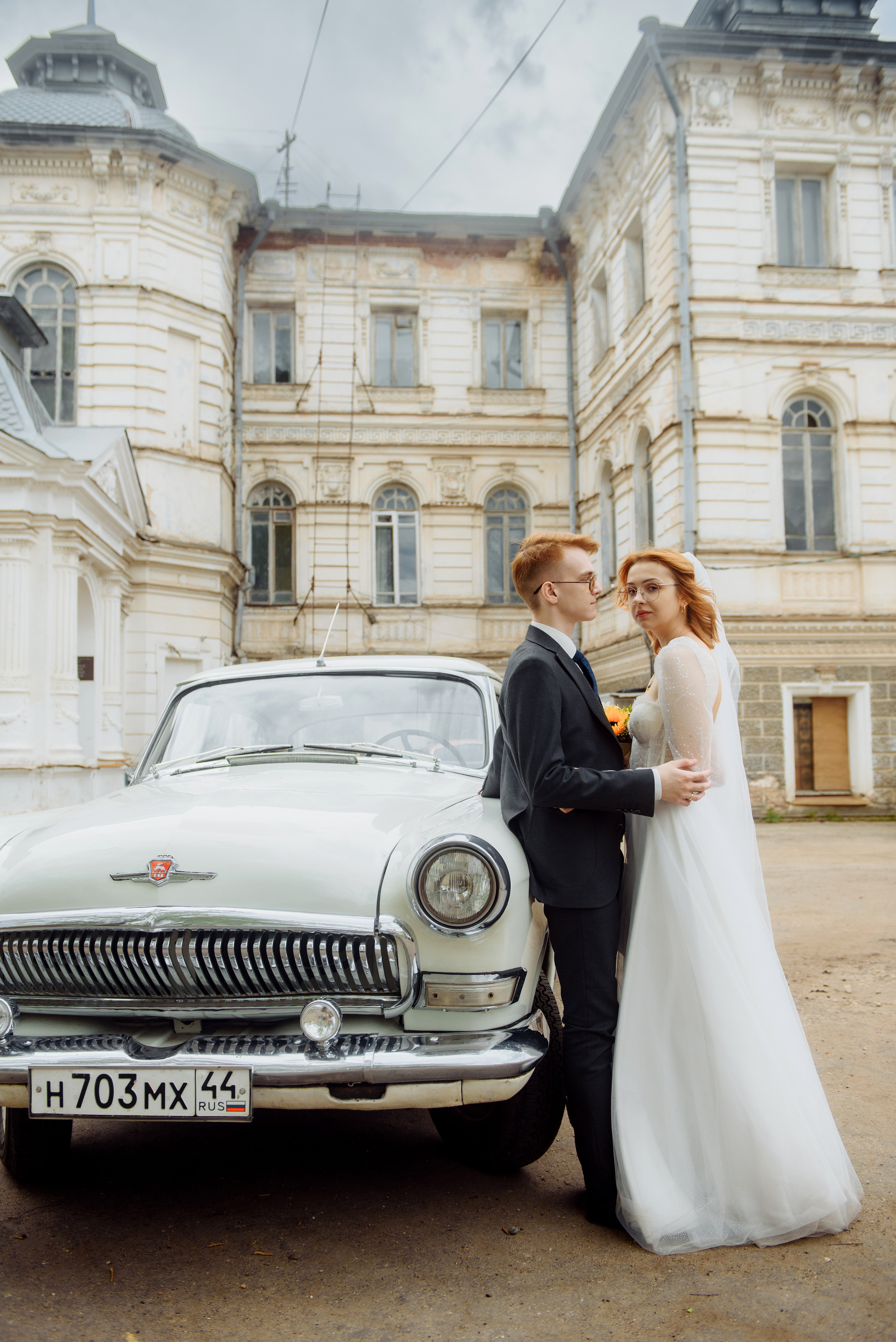 Дмитрий и Мария. Прокат Аренда ретро автомобилей Волга ГАЗ 21  Кострома