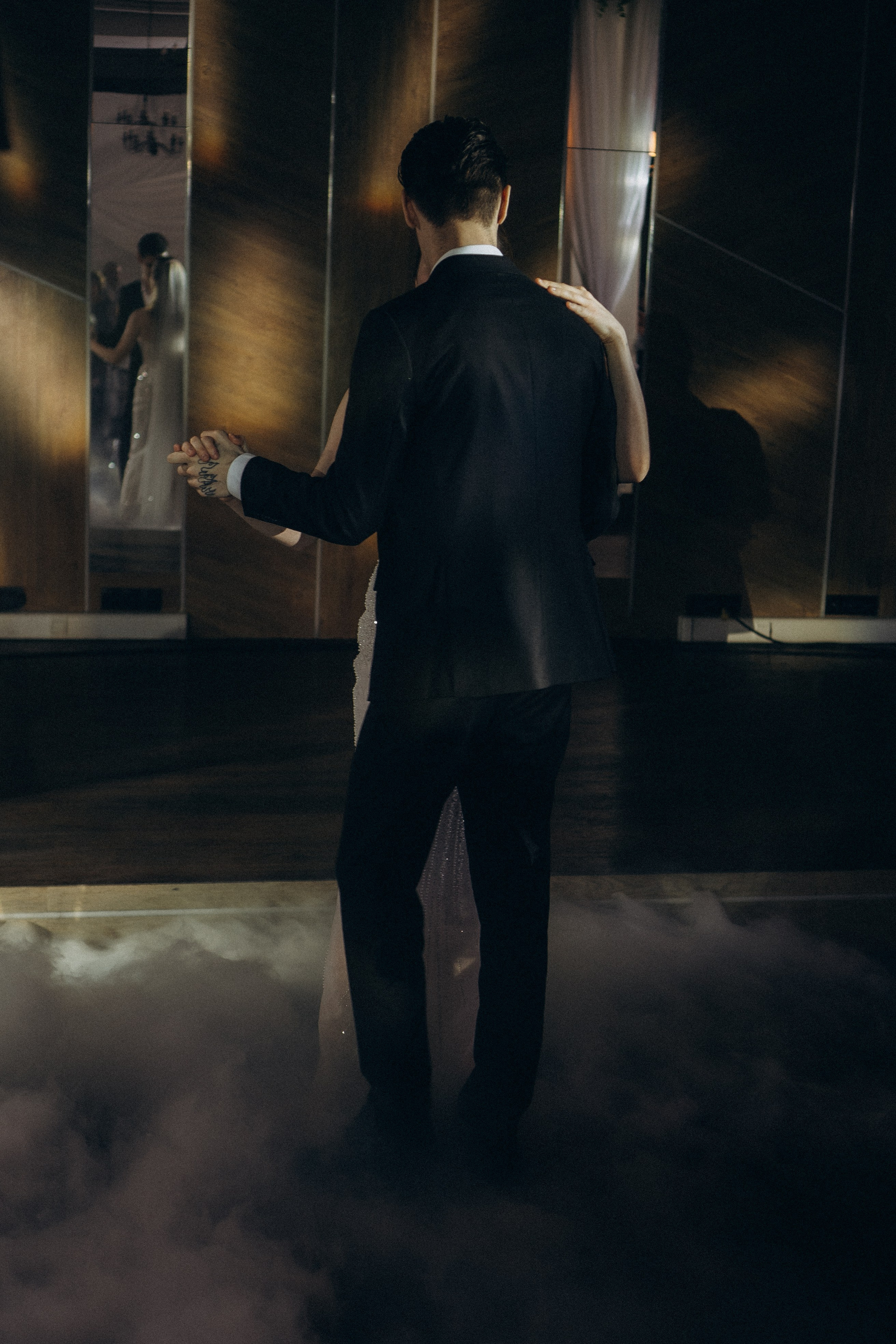 ПЕРВЫЙ ТАНЕЦ МОЛОДЫХ НА БАНКЕТЕ. ТРОГАТЕЛЬНЫЙ МОМЕНТ (СНЯТО В СИБИРЕ В НИЖНЕВАРТОВСКЕ). Профессиональный фотограф, Санкт-Петербург — Виктория Богомолова