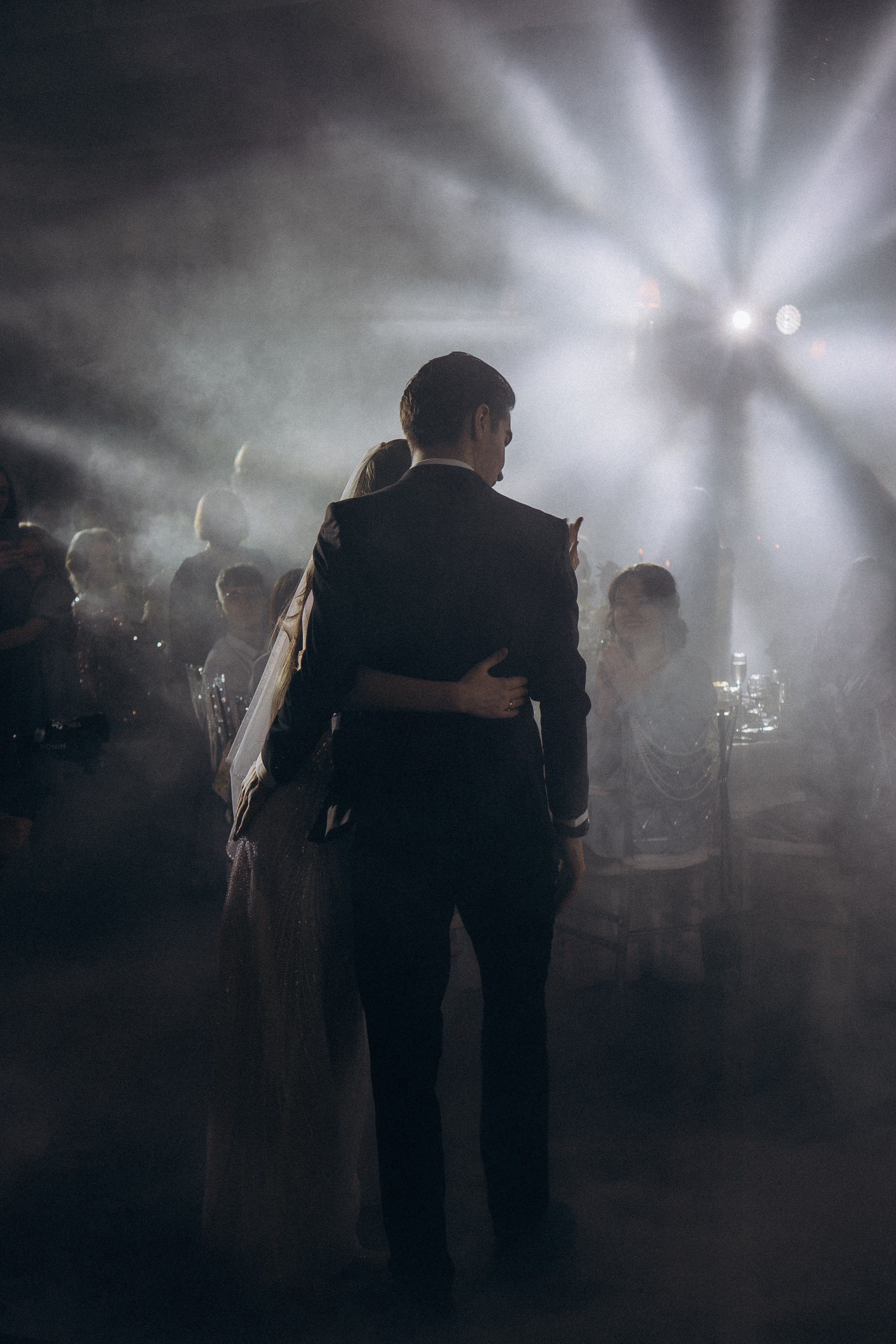 ПЕРВЫЙ ТАНЕЦ МОЛОДЫХ НА БАНКЕТЕ. ТРОГАТЕЛЬНЫЙ МОМЕНТ (СНЯТО В СИБИРЕ В НИЖНЕВАРТОВСКЕ). Профессиональный фотограф, Санкт-Петербург — Виктория Богомолова