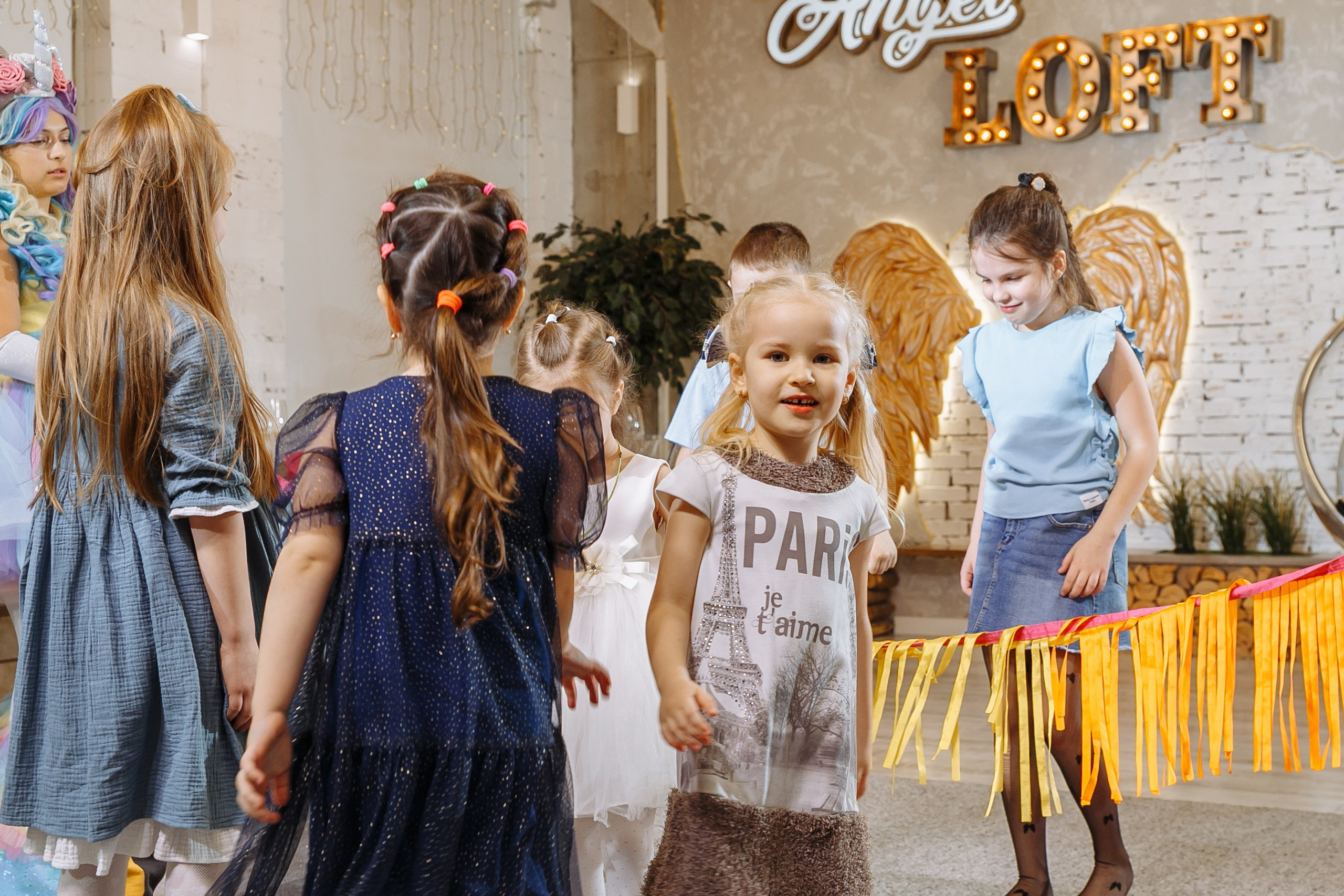 Насте 5 лет, дети играют в Ангел лофт. Событийный фотограф Максим Бескоровайновнов