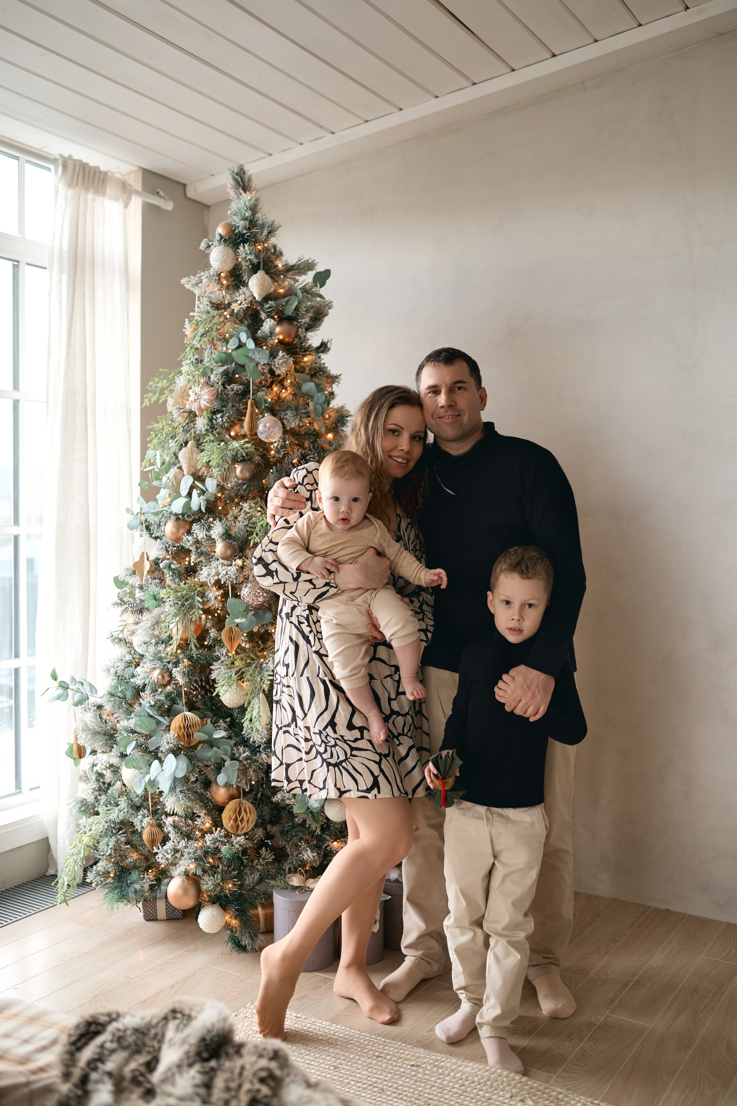 Семейная новогодняя фотосессия в студии. Сестры Карабаза. Фотографы и ретушеры в Москве и Санкт-Петербурге