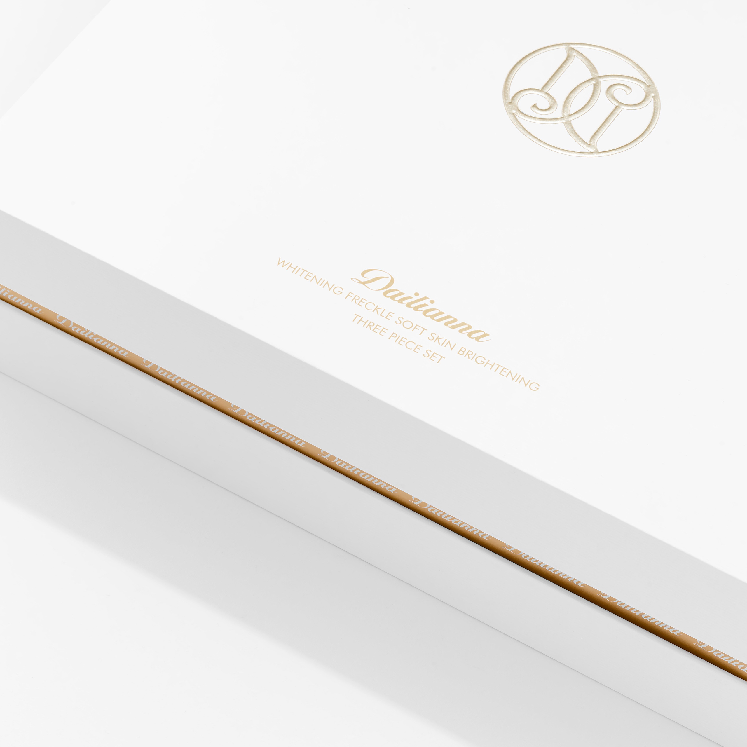 Подарочная упаковка Dailianna на белом фоне, премиальный стиль