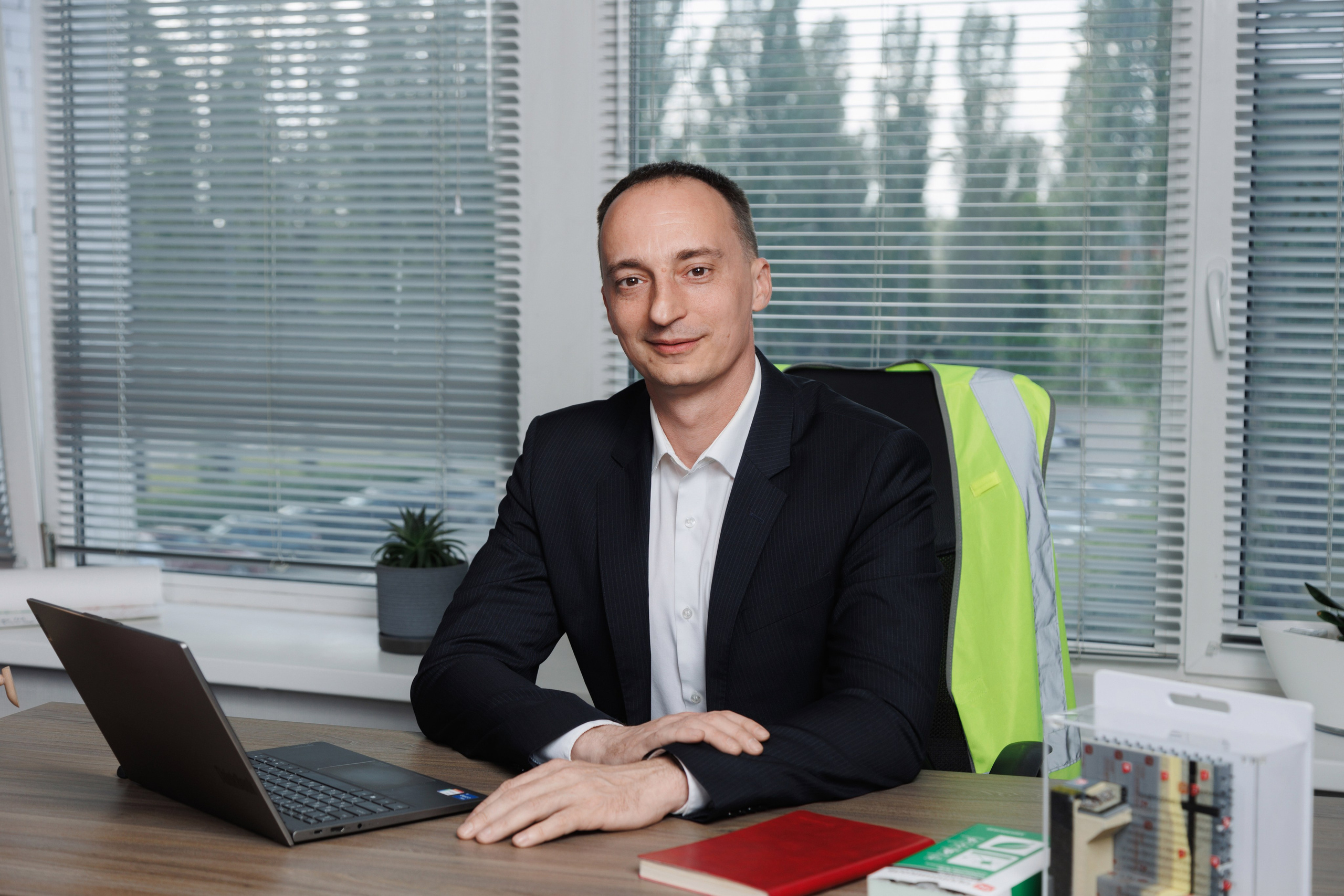 Директор по развитию работает за компьютером в современном офисе. Деловой портрет.