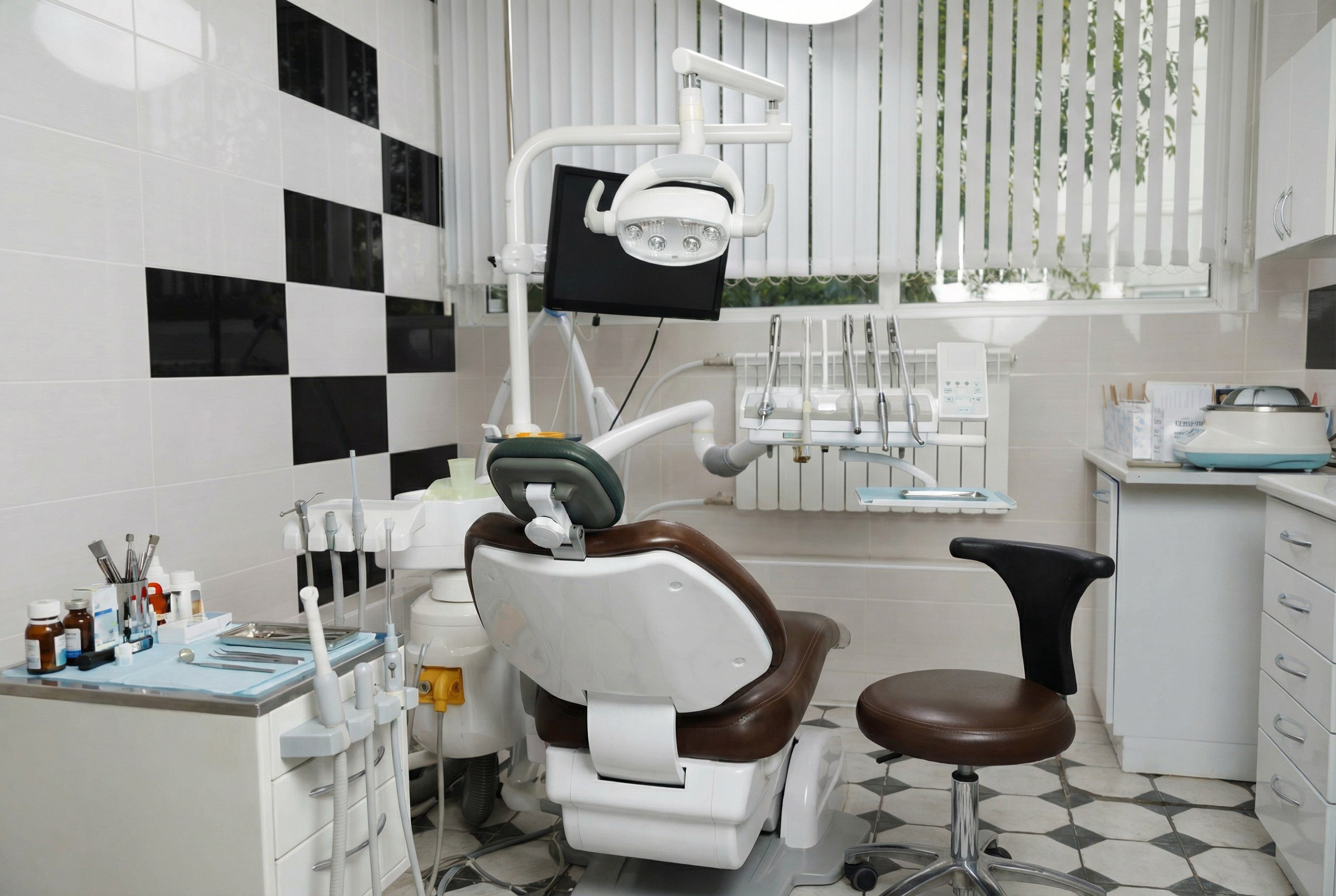 Современный и стерильный кабинет врача-стоматолога с панорамным окном и новым оборудованием.