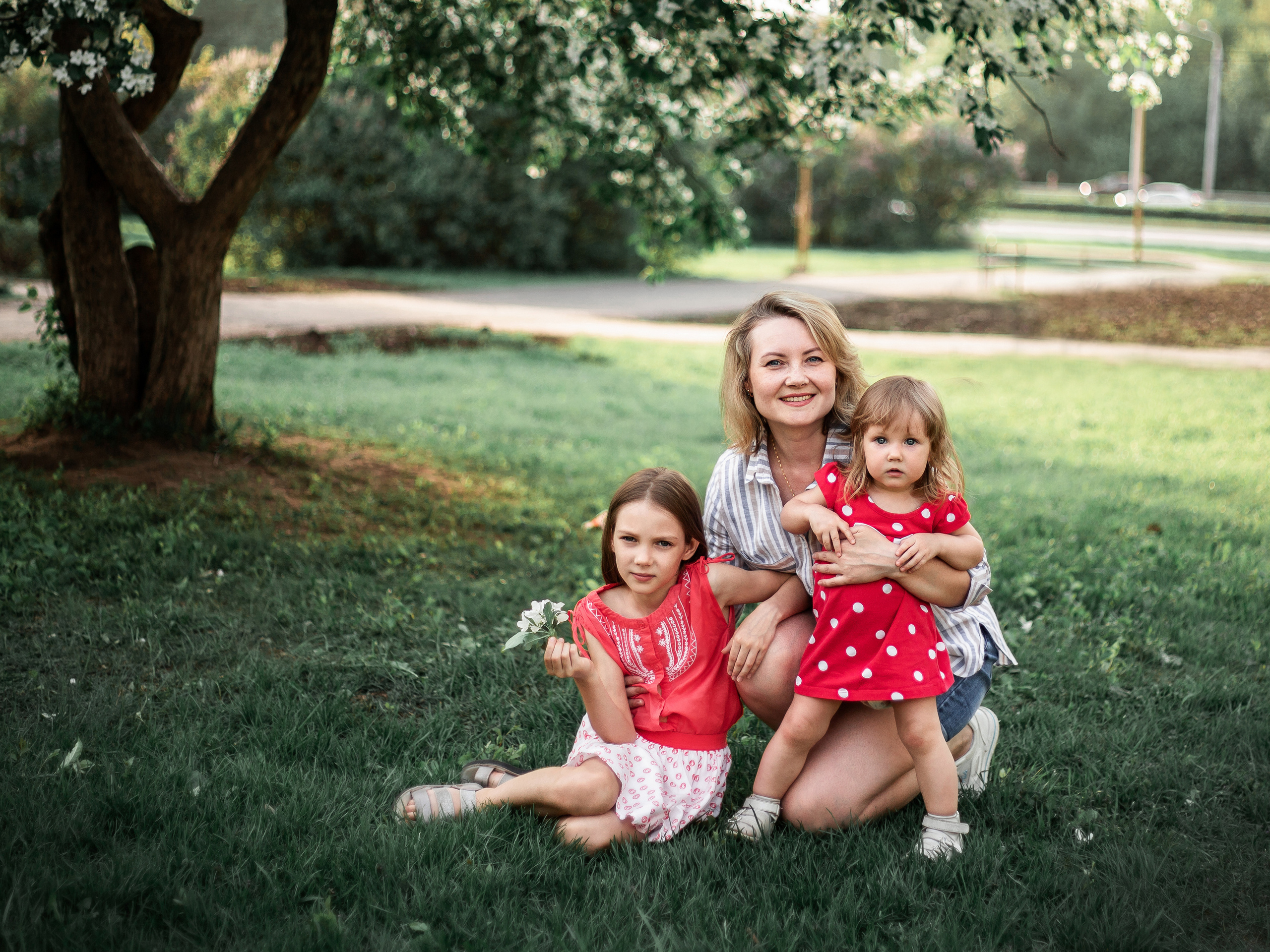 Семья весной на фотосессии