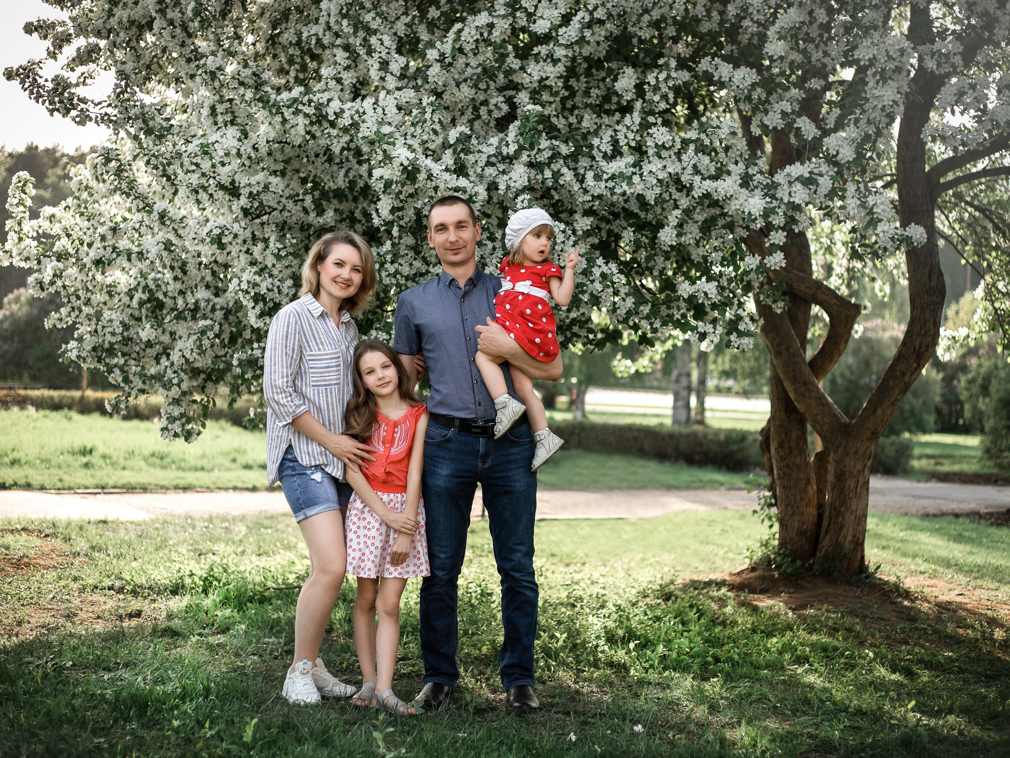 Семейный фотограф весной в яблонях Пермь