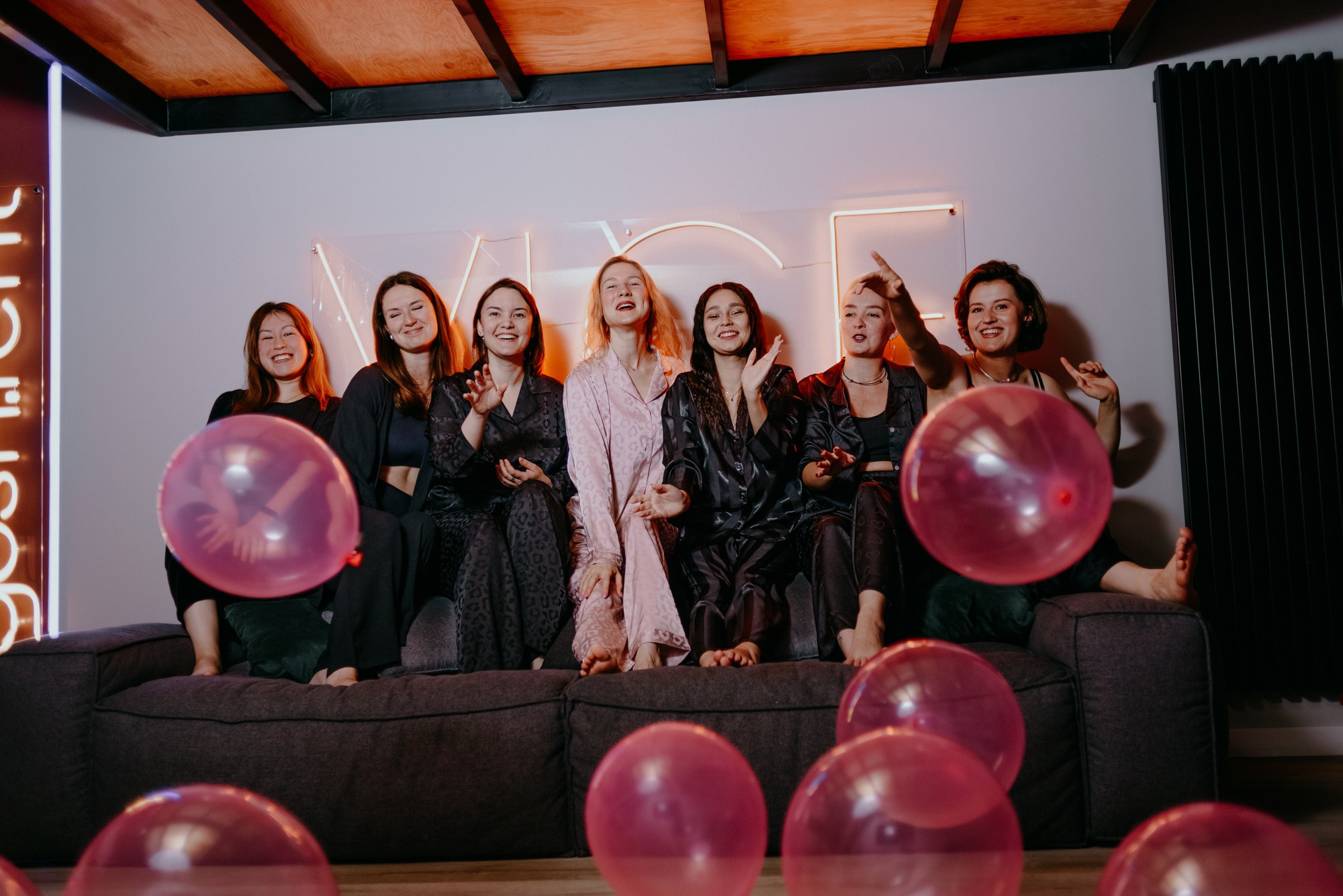 Эстетика праздника: невеста на фоне декора с надписью Bride