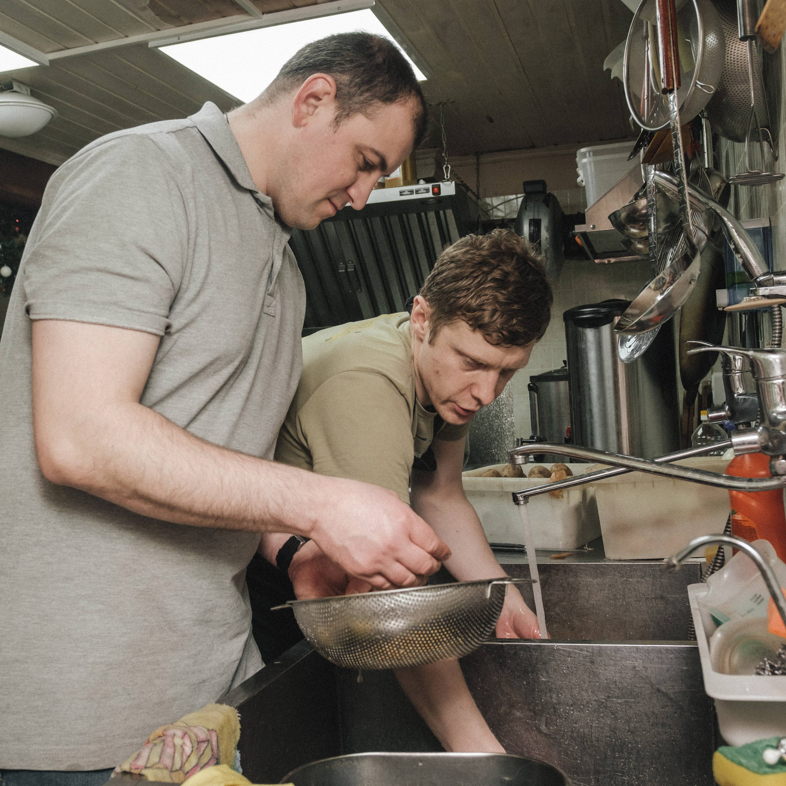 Снова готовка для кормления бездомных. Фотограф в Москве Максим Скоробогатов