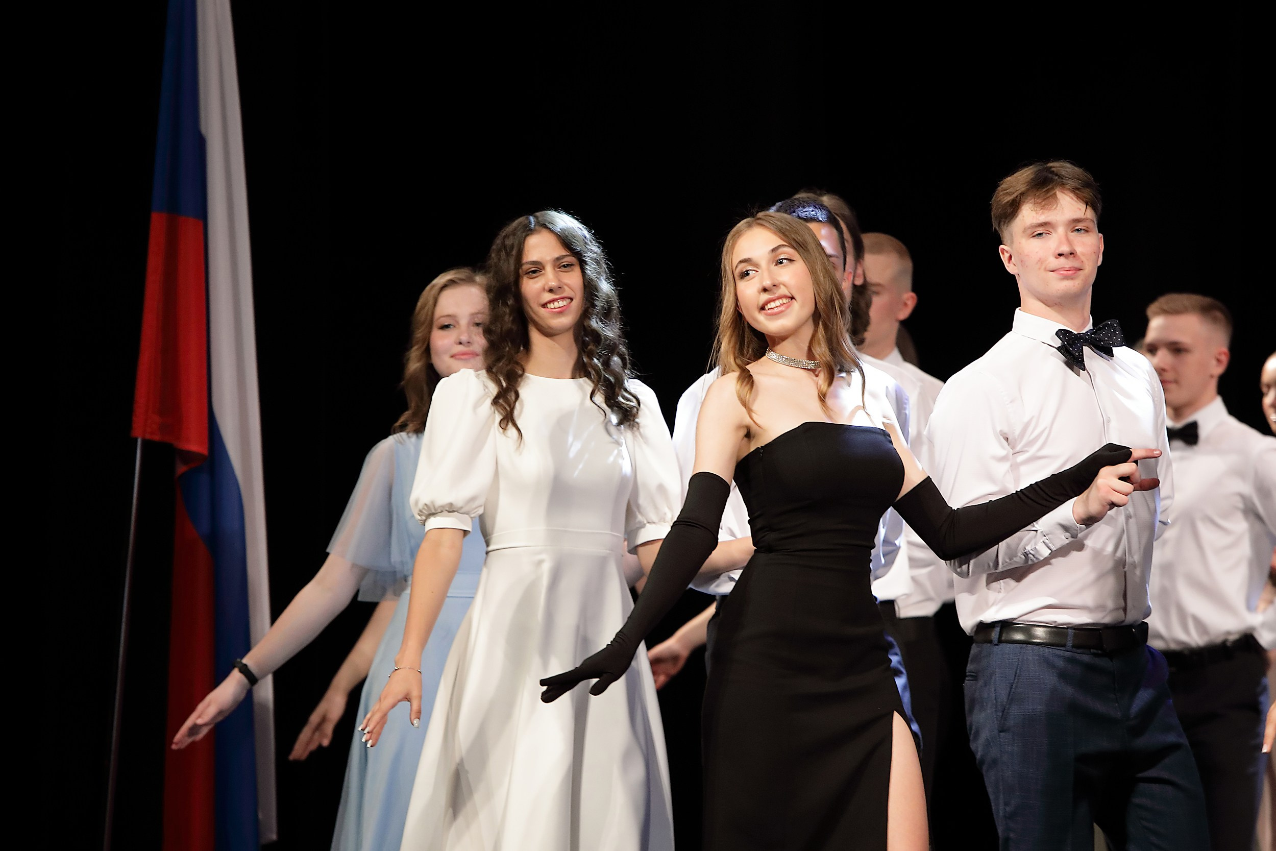выступление выпускников на сцене гимназия 9 екатеринбург