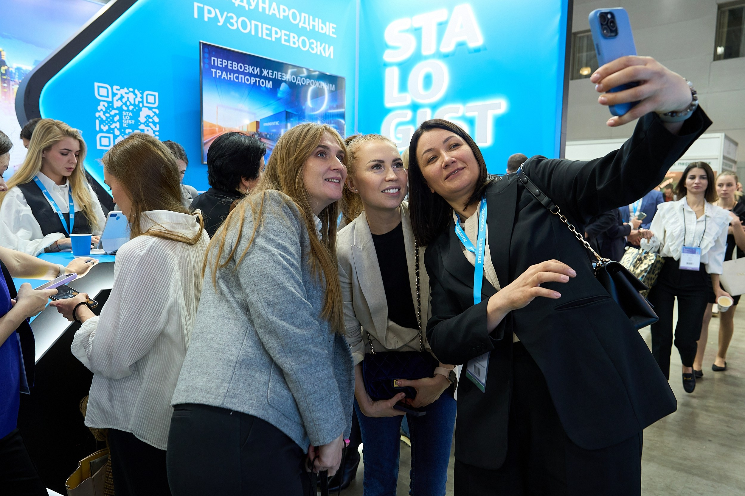 Девушки делают селфи на выставке