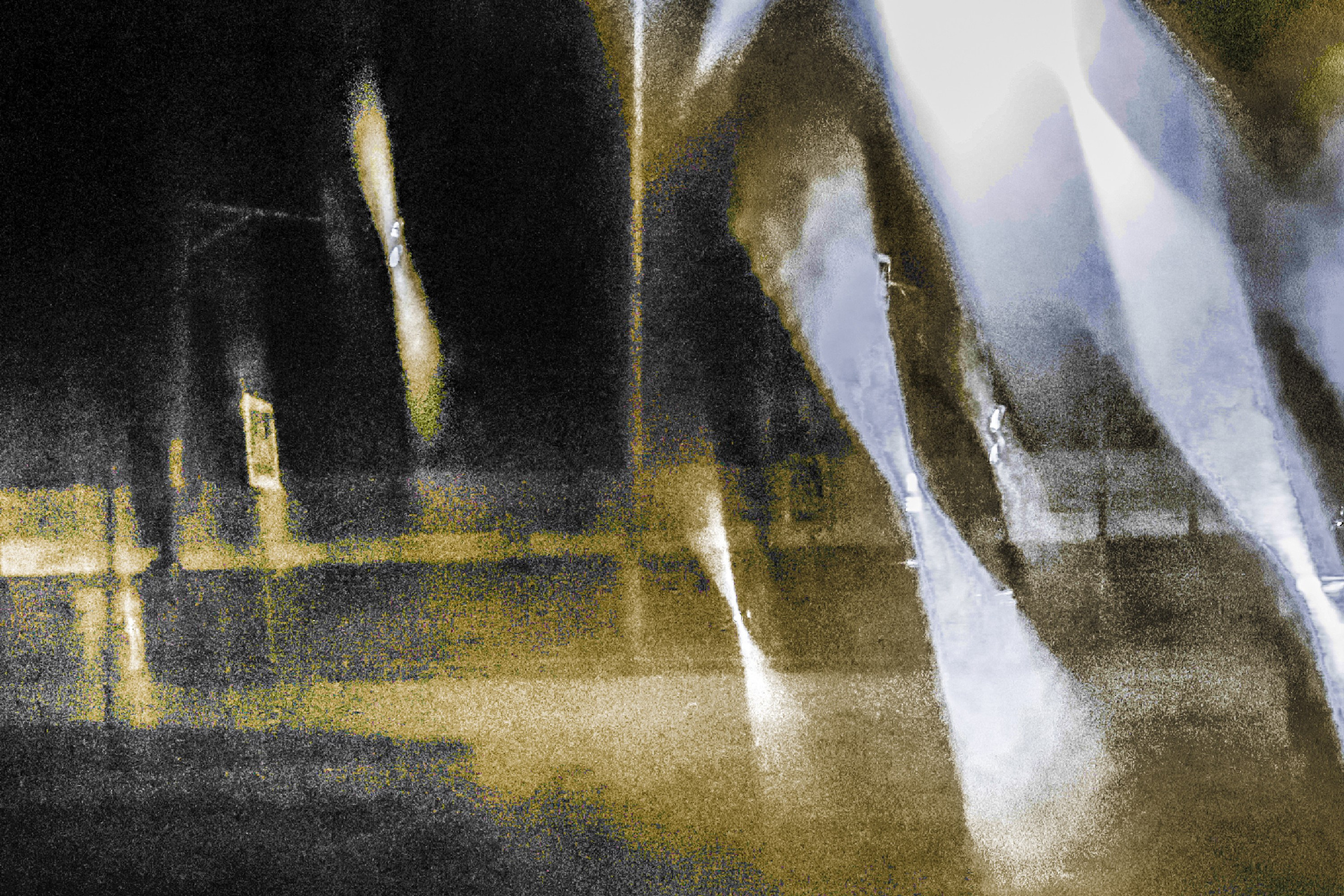 Чёрно-белая экспериментальная фотография из проекта Угасание — минималистичный кадр с глубокими тенями