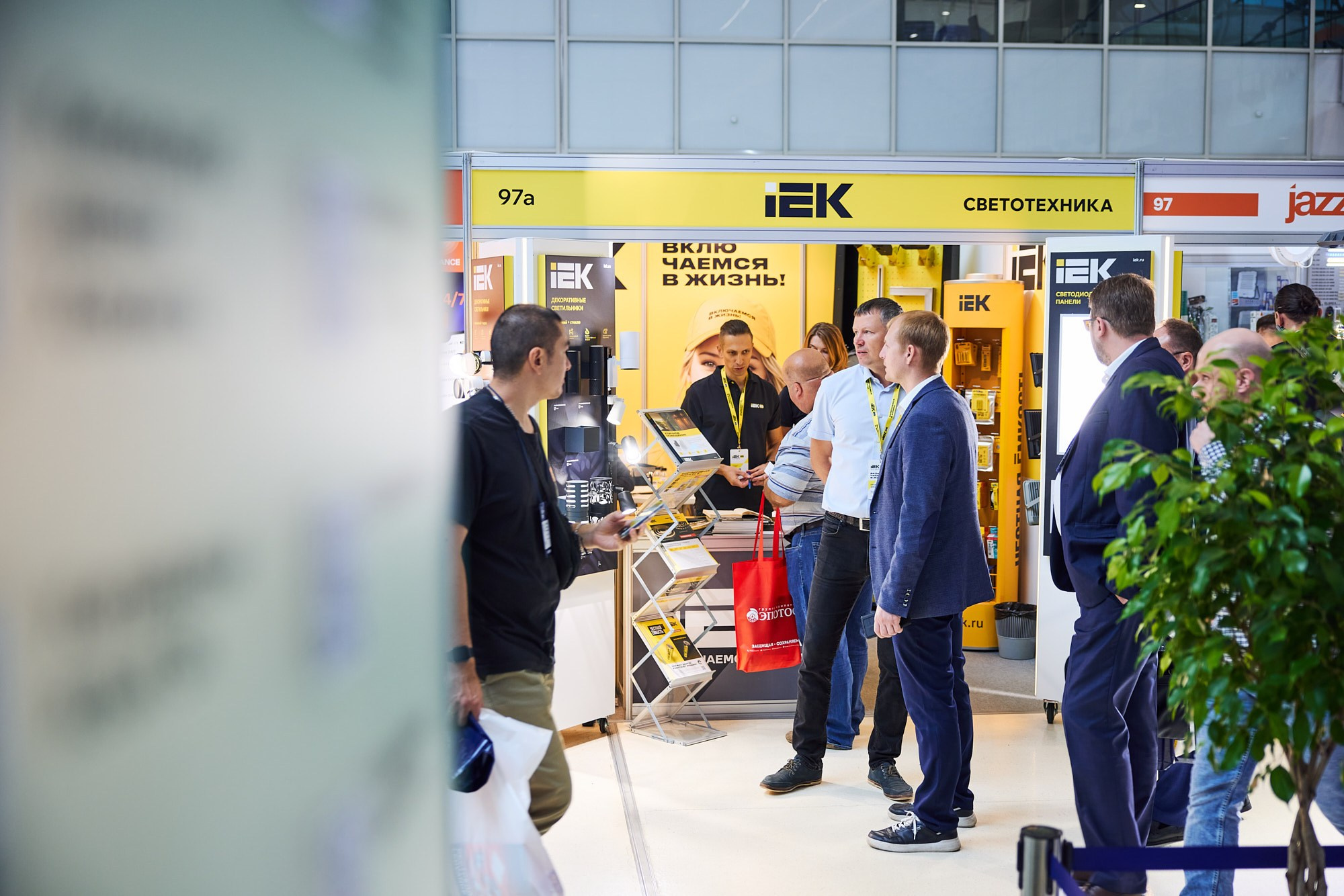 Фотограф на выставке IEK — репортажная съёмка корпоративного стенда в Москве. Репортажный фотограф в Москве — Дмитрий Тарасов | Съёмка мероприятий, концертов, корпоративов