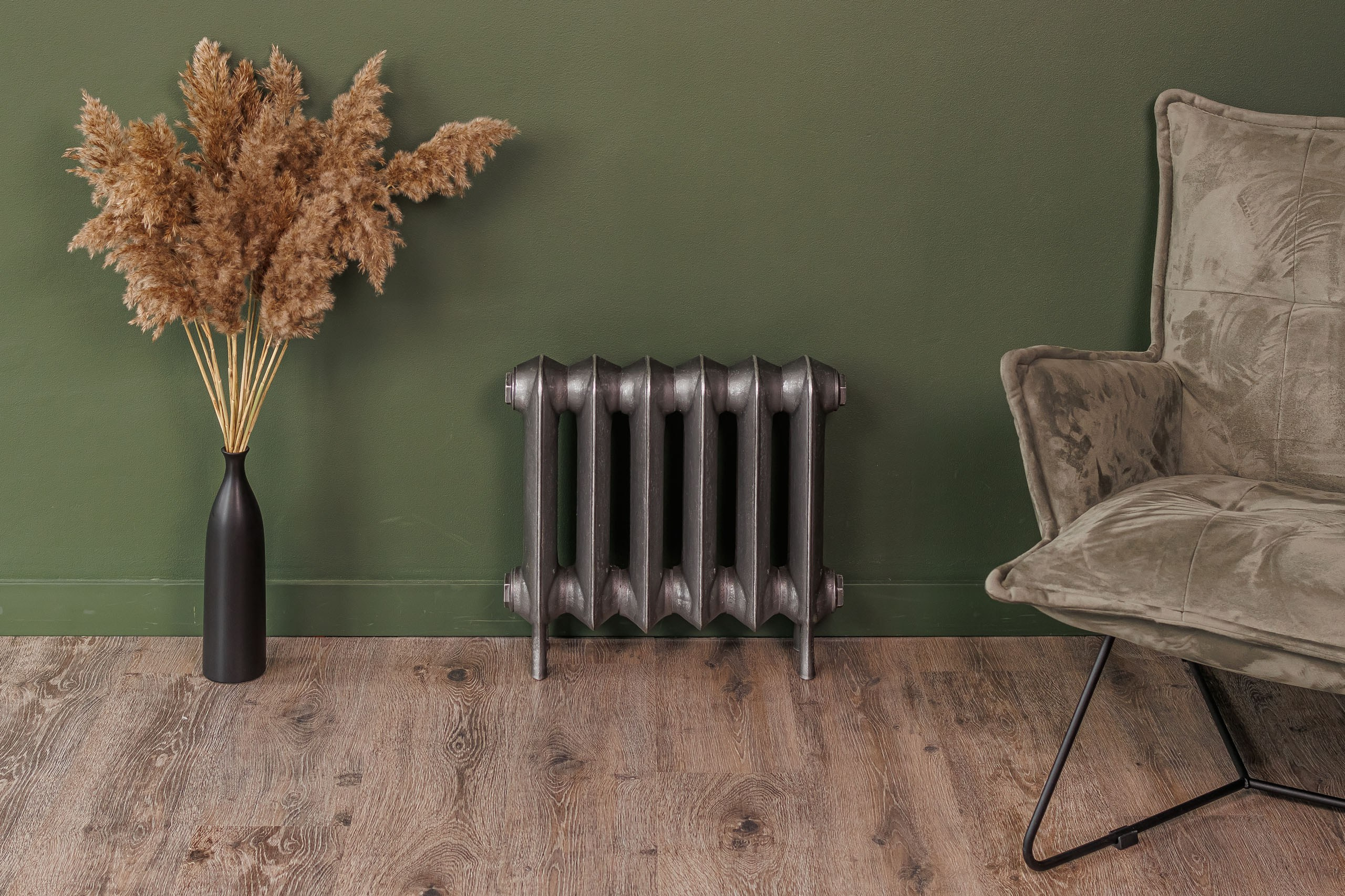 Предметные фотографии дизайнерских радиаторов отопления в стиле ретро