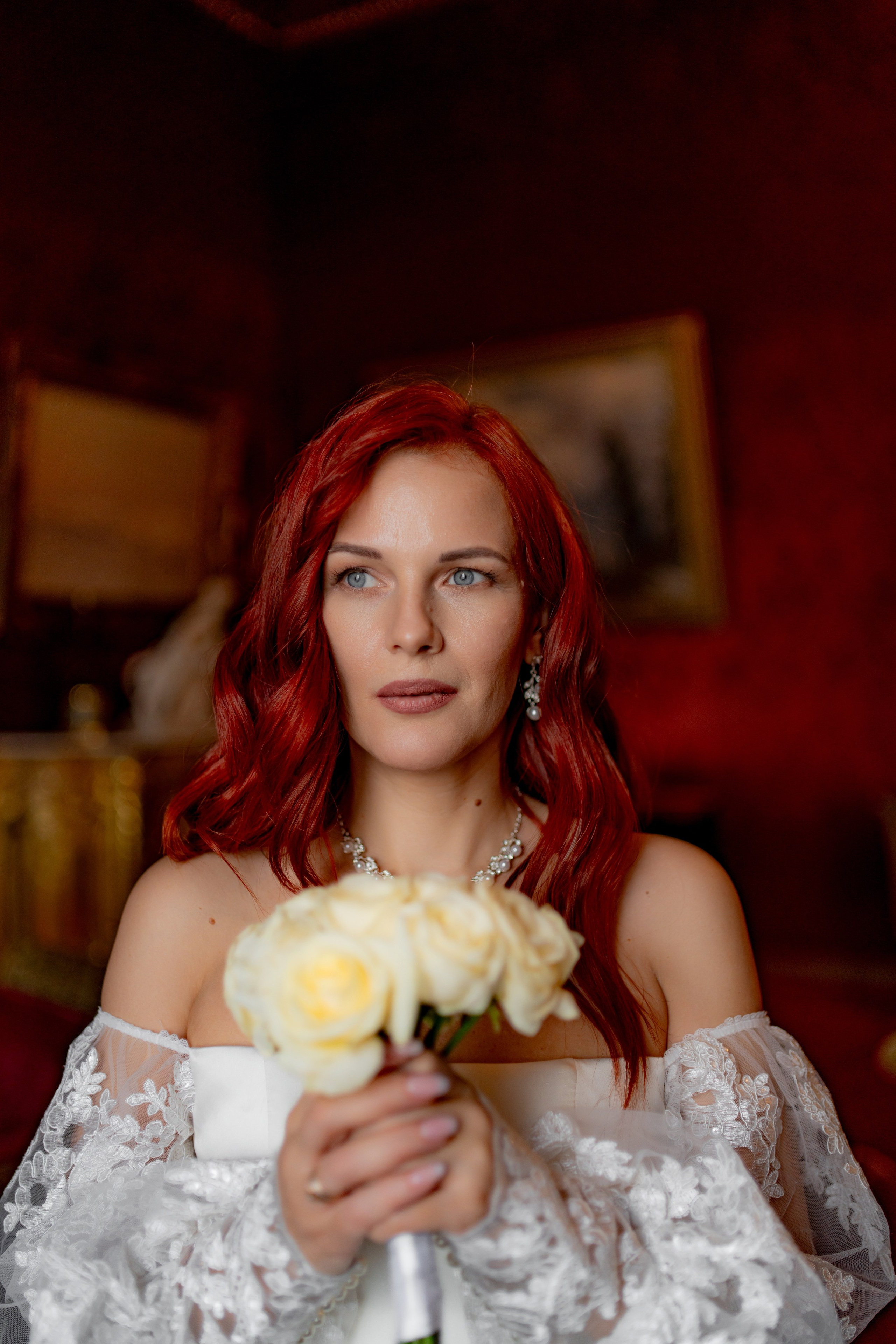 Портрет невесты в красной гостиной во Дворце Великого Князя Владимира  на свадебной фотосессии