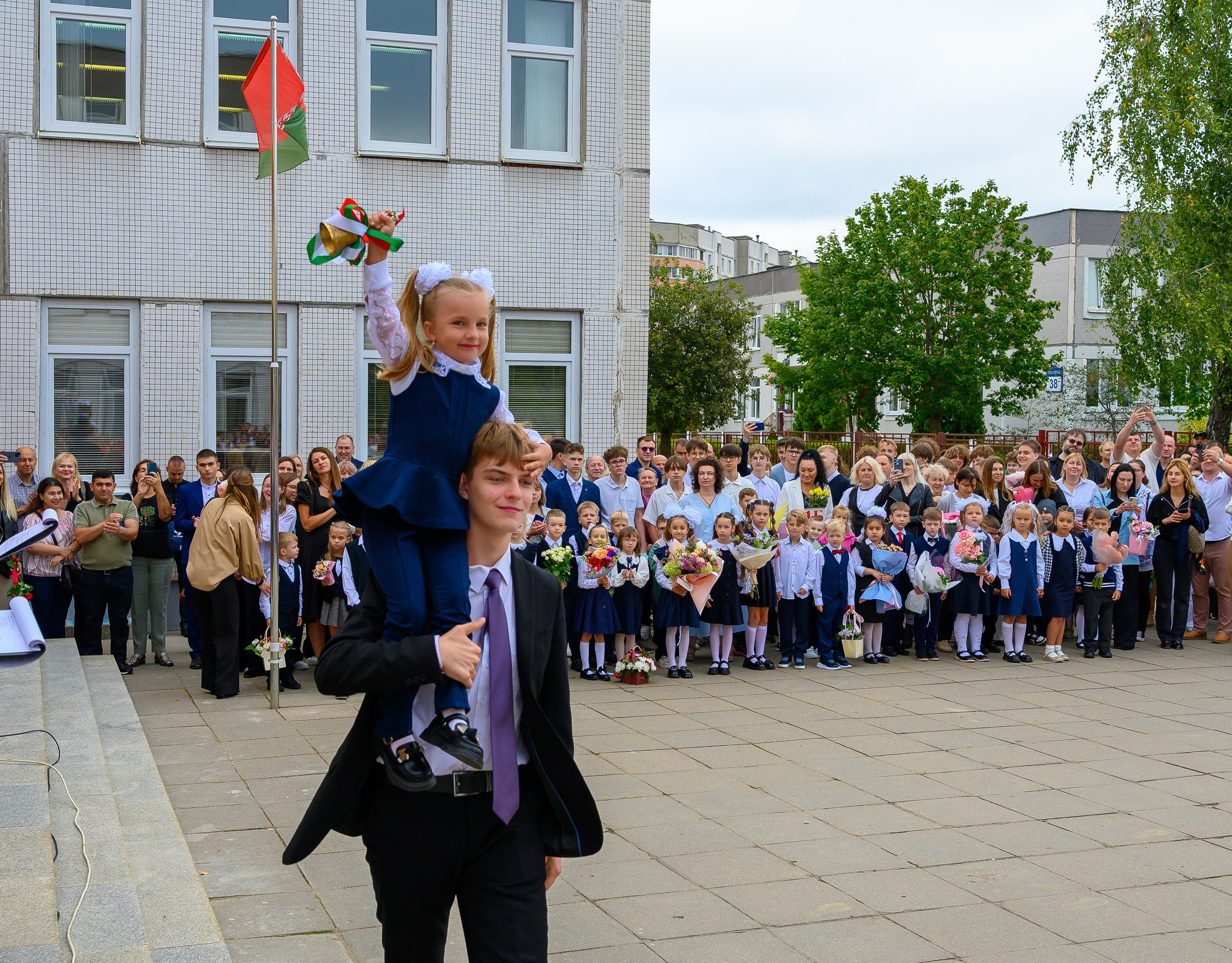 Вот звучит первый звонок, перед этим долгое приготовление к новому этапу в жизни, Яромир идет в школу. Фотоуслуги, услуги фотографа, фотографирование важных событий